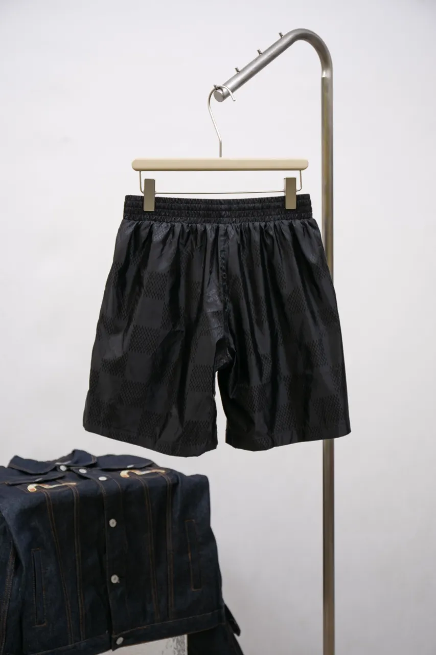 LV 25ss new Damier dark pattern shorts 🩳 Water Damier beach shorts are made of technical fabrics and display the Damier pattern across the entire width, which is a visual highlight of this season. Standard fit, mesh lining, elastic waist drawstring design, drawstring with lettered bell SIZE: XS S M L