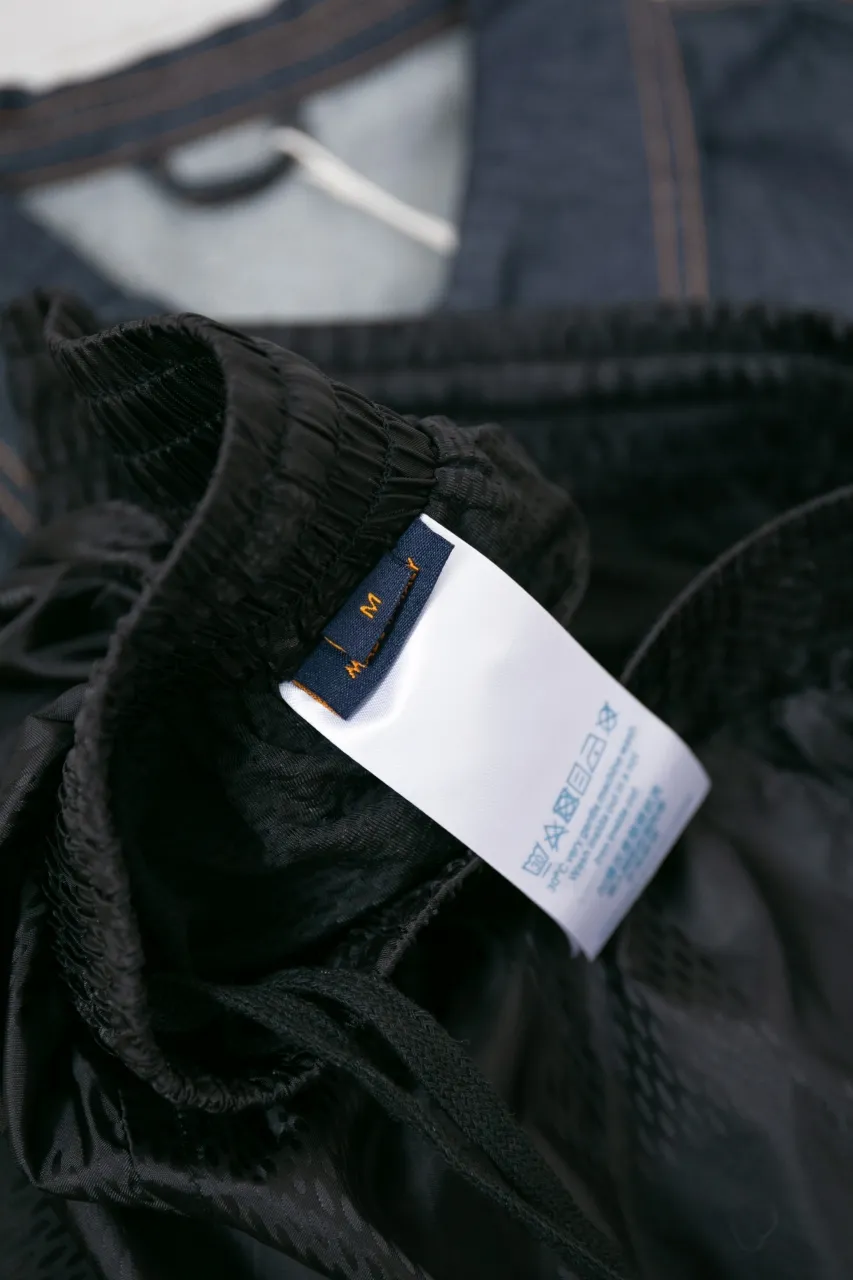 LV 25ss new Damier dark pattern shorts 🩳 Water Damier beach shorts are made of technical fabrics and display the Damier pattern across the entire width, which is a visual highlight of this season. Standard fit, mesh lining, elastic waist drawstring design, drawstring with lettered bell SIZE: XS S M L