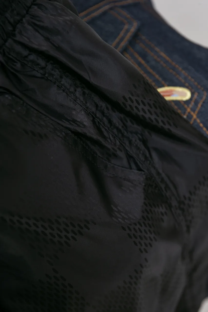 LV 25ss new Damier dark pattern shorts 🩳 Water Damier beach shorts are made of technical fabrics and display the Damier pattern across the entire width, which is a visual highlight of this season. Standard fit, mesh lining, elastic waist drawstring design, drawstring with lettered bell SIZE: XS S M L