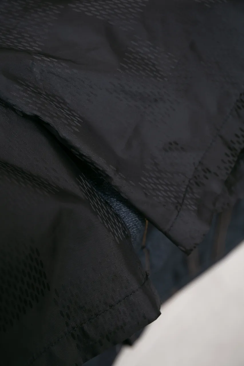 LV 25ss new Damier dark pattern shorts 🩳 Water Damier beach shorts are made of technical fabrics and display the Damier pattern across the entire width, which is a visual highlight of this season. Standard fit, mesh lining, elastic waist drawstring design, drawstring with lettered bell SIZE: XS S M L