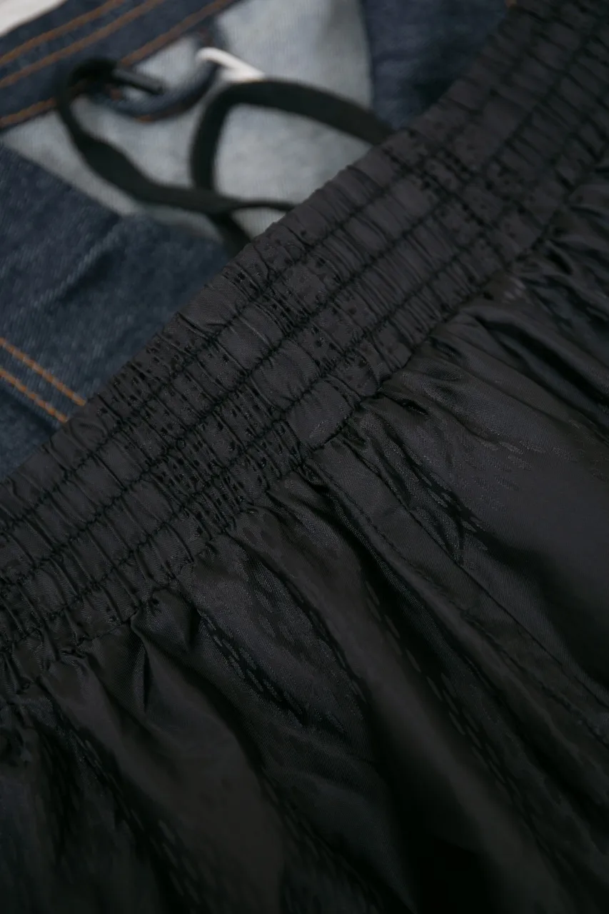 LV 25ss new Damier dark pattern shorts 🩳 Water Damier beach shorts are made of technical fabrics and display the Damier pattern across the entire width, which is a visual highlight of this season. Standard fit, mesh lining, elastic waist drawstring design, drawstring with lettered bell SIZE: XS S M L