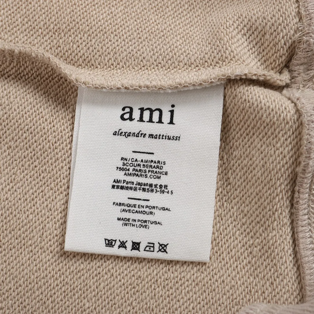 P150 Style No. 204 2025 embroidered large chapter style (with matching straight-leg sweatpants without color difference) AMI 2025 autumn and winter classic large chapter round neck sweatshirt 15 colors to meet everyone's needs. The fabric is made of 380 grams of pure cotton fabric, which is thick and textured. The whole network's counters purchase quality supporting output, which perfectly restores the genuine Zhang Zi. All thick wool knits are used. The absolute quality can be compared with any store in the market at will. There is no color difference in the fixed-dyed threads. The detailed accessories and tag packaging are all 1:1 with the genuine products. The ingenuity spirit gives back to customers.   Color: Oatmeal Size: S M L XL