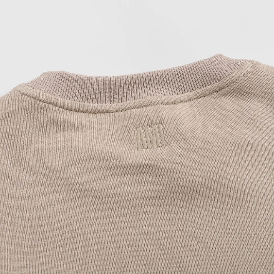 P150 Style No. 204 2025 embroidered large chapter style (with matching straight-leg sweatpants without color difference) AMI 2025 autumn and winter classic large chapter round neck sweatshirt 15 colors to meet everyone's needs. The fabric is made of 380 grams of pure cotton fabric, which is thick and textured. The whole network's counters purchase quality supporting output, which perfectly restores the genuine Zhang Zi. All thick wool knits are used. The absolute quality can be compared with any store in the market at will. There is no color difference in the fixed-dyed threads. The detailed accessories and tag packaging are all 1:1 with the genuine products. The ingenuity spirit gives back to customers.   Color: Oatmeal Size: S M L XL