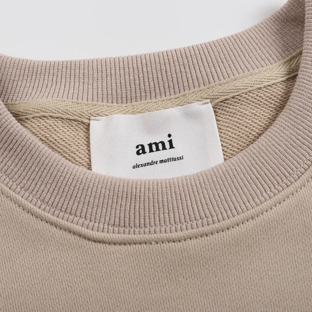 P150 Style No. 204 2025 embroidered large chapter style (with matching straight-leg sweatpants without color difference) AMI 2025 autumn and winter classic large chapter round neck sweatshirt 15 colors to meet everyone's needs. The fabric is made of 380 grams of pure cotton fabric, which is thick and textured. The whole network's counters purchase quality supporting output, which perfectly restores the genuine Zhang Zi. All thick wool knits are used. The absolute quality can be compared with any store in the market at will. There is no color difference in the fixed-dyed threads. The detailed accessories and tag packaging are all 1:1 with the genuine products. The ingenuity spirit gives back to customers.   Color: Oatmeal Size: S M L XL