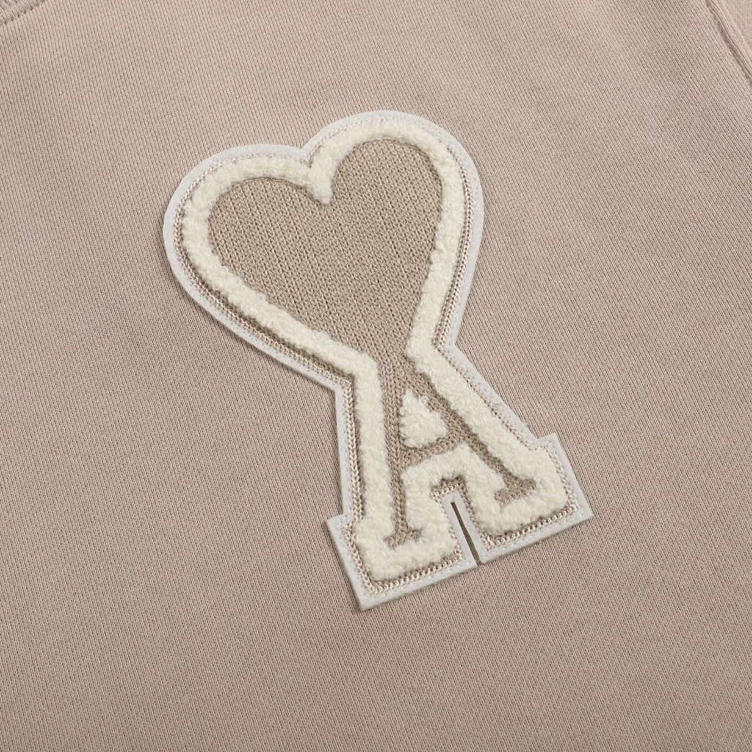 P150 Style No. 204 2025 embroidered large chapter style (with matching straight-leg sweatpants without color difference) AMI 2025 autumn and winter classic large chapter round neck sweatshirt 15 colors to meet everyone's needs. The fabric is made of 380 grams of pure cotton fabric, which is thick and textured. The whole network's counters purchase quality supporting output, which perfectly restores the genuine Zhang Zi. All thick wool knits are used. The absolute quality can be compared with any store in the market at will. There is no color difference in the fixed-dyed threads. The detailed accessories and tag packaging are all 1:1 with the genuine products. The ingenuity spirit gives back to customers.   Color: Oatmeal Size: S M L XL