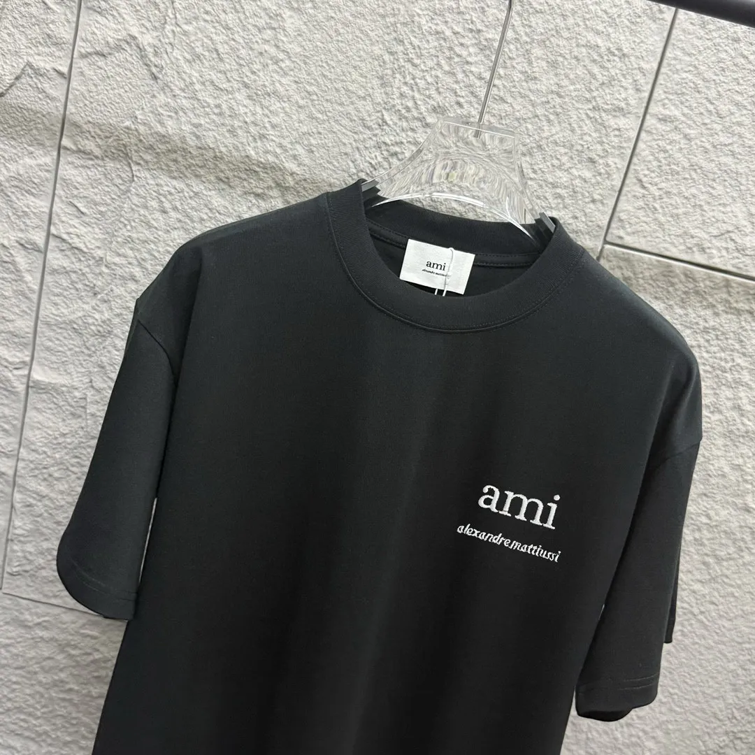 🅿️180 Ami* 2025 spring and summer new short-sleeved T-shirt. Simple classic letter embroidery. Customized double yarn plain cotton fabric. Same style for men and women. Color: black white. Size: S (90-130 catties) M (120-150 catties) L (140-165 catties) XL (160-180 catties) XXL (180-210 catties)