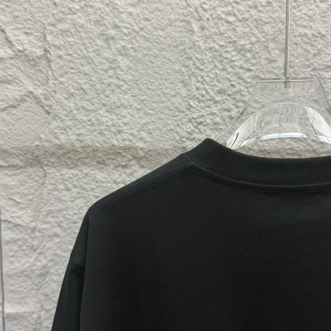 🅿️180 Ami* 2025 spring and summer new short-sleeved T-shirt. Simple classic letter embroidery. Customized double yarn plain cotton fabric. Same style for men and women. Color: black white. Size: S (90-130 catties) M (120-150 catties) L (140-165 catties) XL (160-180 catties) XXL (180-210 catties)