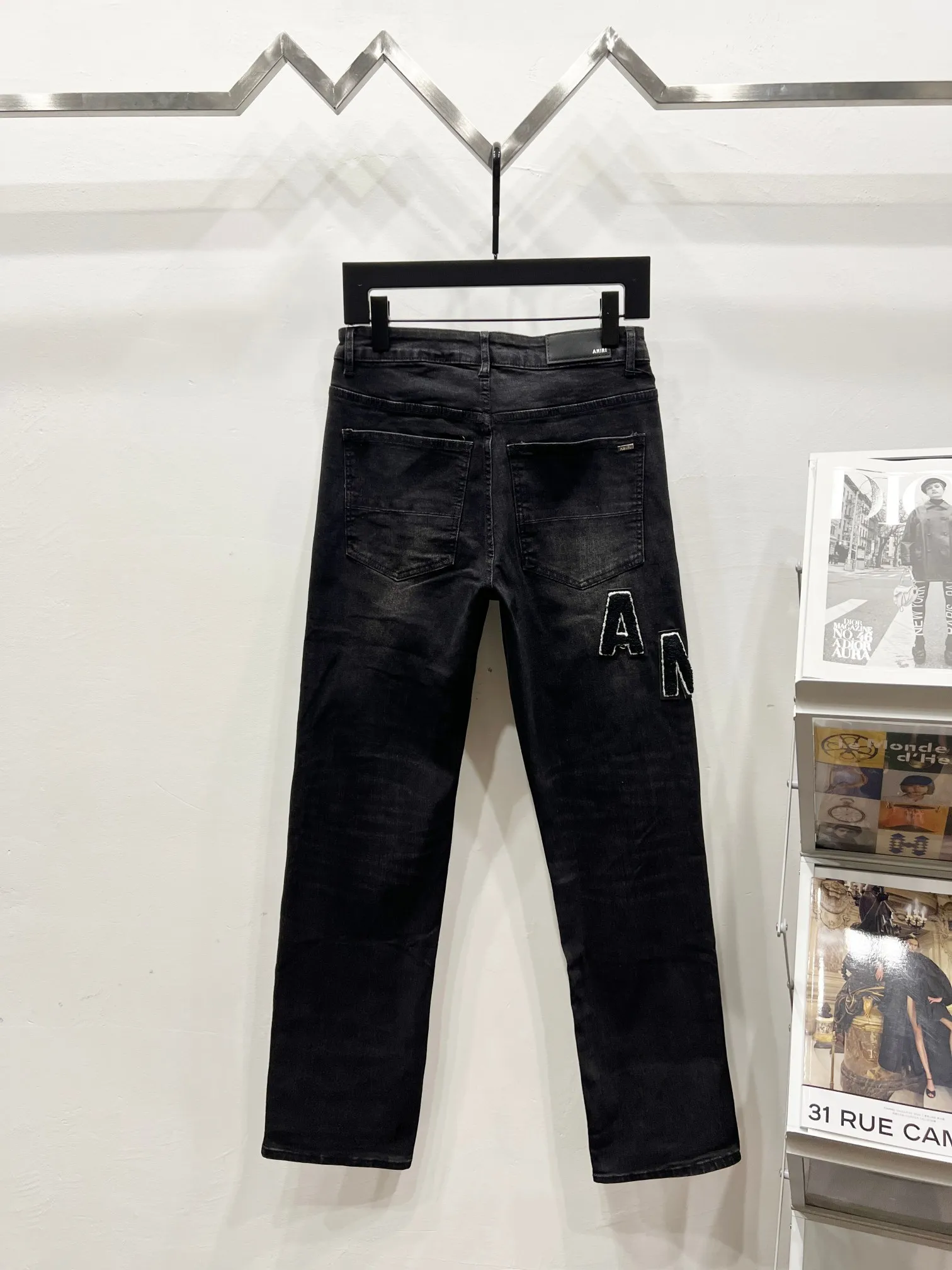 P240 Style number: (K1110) AMIRI & AMIRI new jeans washed ripped leather denim trousers for men and women amiri is transliterated as Emil, which is the name of the founder. Mike Amiri, the founder of amiri, grew up in Los Angeles, USA. He was influenced by local street culture and Punk Rock since he was a child, so he founded the amiri brand named after himself. A variety of trendy clothing meets the needs of different fashion players. Amiri clothing has novel and unique styles and is a well-known street brand in the United States. The styles and styles of many clothes are loved by many street photographers. The various clothing styles meet the dressing needs of different people, show their unique temperament, and show the trend of dressing. Amiri's jeans are relatively famous. Not only do they have many styles, but the quality of the jeans is also very good. Many celebrities have also worn amiri brand jeans. Original goods, washed casual jeans, imported original washed stretch fabric, comfortable and elastic, original hardware accessories decorated with logo, super correct version, extremely high grade, counter quality, fashionable and stylish upper body. Color: black Size: 28-30-32-34