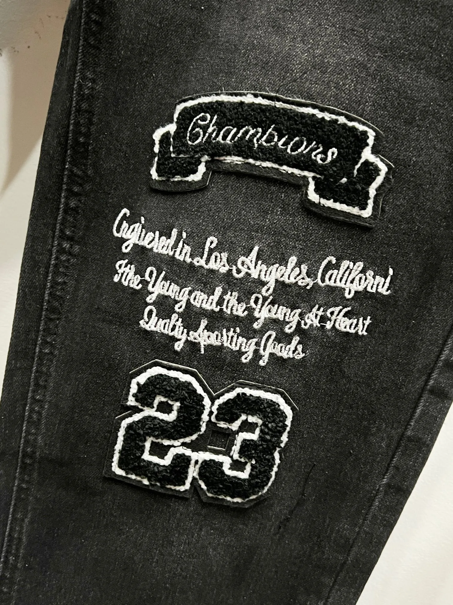 P240 Style number: (K1110) AMIRI & AMIRI new jeans washed ripped leather denim trousers for men and women amiri is transliterated as Emil, which is the name of the founder. Mike Amiri, the founder of amiri, grew up in Los Angeles, USA. He was influenced by local street culture and Punk Rock since he was a child, so he founded the amiri brand named after himself. A variety of trendy clothing meets the needs of different fashion players. Amiri clothing has novel and unique styles and is a well-known street brand in the United States. The styles and styles of many clothes are loved by many street photographers. The various clothing styles meet the dressing needs of different people, show their unique temperament, and show the trend of dressing. Amiri's jeans are relatively famous. Not only do they have many styles, but the quality of the jeans is also very good. Many celebrities have also worn amiri brand jeans. Original goods, washed casual jeans, imported original washed stretch fabric, comfortable and elastic, original hardware accessories decorated with logo, super correct version, extremely high grade, counter quality, fashionable and stylish upper body. Color: black Size: 28-30-32-34