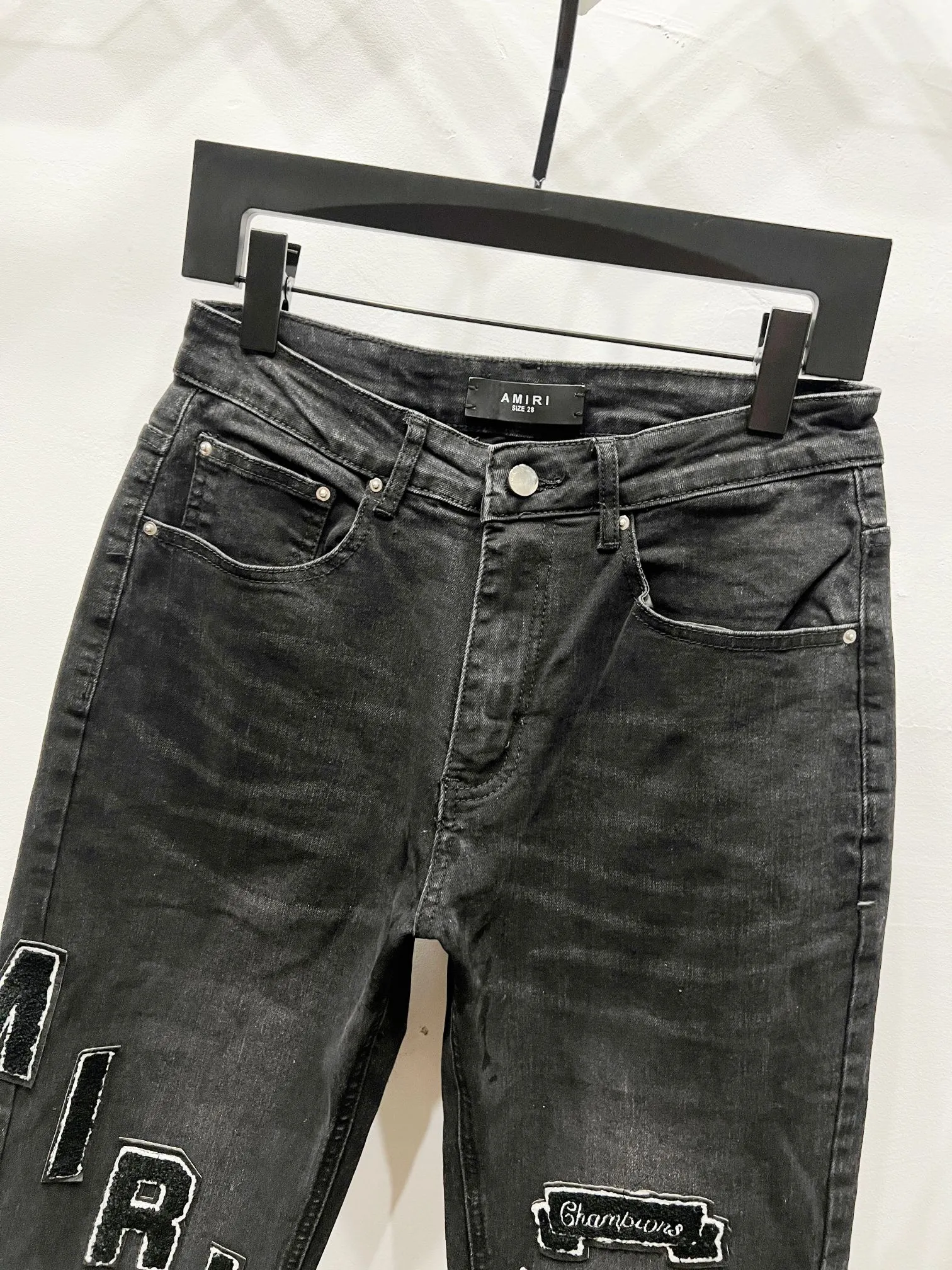 P240 Style number: (K1110) AMIRI & AMIRI new jeans washed ripped leather denim trousers for men and women amiri is transliterated as Emil, which is the name of the founder. Mike Amiri, the founder of amiri, grew up in Los Angeles, USA. He was influenced by local street culture and Punk Rock since he was a child, so he founded the amiri brand named after himself. A variety of trendy clothing meets the needs of different fashion players. Amiri clothing has novel and unique styles and is a well-known street brand in the United States. The styles and styles of many clothes are loved by many street photographers. The various clothing styles meet the dressing needs of different people, show their unique temperament, and show the trend of dressing. Amiri's jeans are relatively famous. Not only do they have many styles, but the quality of the jeans is also very good. Many celebrities have also worn amiri brand jeans. Original goods, washed casual jeans, imported original washed stretch fabric, comfortable and elastic, original hardware accessories decorated with logo, super correct version, extremely high grade, counter quality, fashionable and stylish upper body. Color: black Size: 28-30-32-34