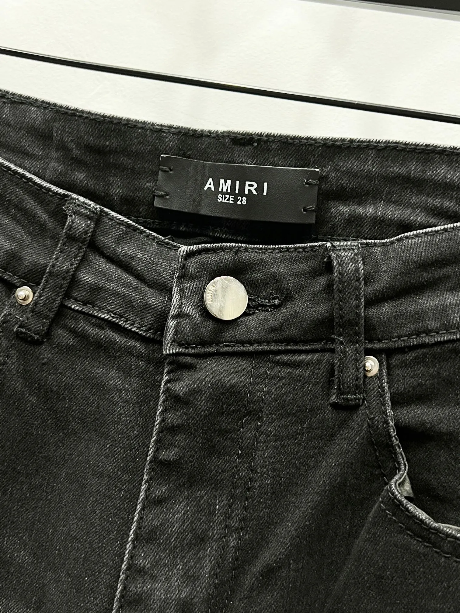 P240 Style number: (K1110) AMIRI & AMIRI new jeans washed ripped leather denim trousers for men and women amiri is transliterated as Emil, which is the name of the founder. Mike Amiri, the founder of amiri, grew up in Los Angeles, USA. He was influenced by local street culture and Punk Rock since he was a child, so he founded the amiri brand named after himself. A variety of trendy clothing meets the needs of different fashion players. Amiri clothing has novel and unique styles and is a well-known street brand in the United States. The styles and styles of many clothes are loved by many street photographers. The various clothing styles meet the dressing needs of different people, show their unique temperament, and show the trend of dressing. Amiri's jeans are relatively famous. Not only do they have many styles, but the quality of the jeans is also very good. Many celebrities have also worn amiri brand jeans. Original goods, washed casual jeans, imported original washed stretch fabric, comfortable and elastic, original hardware accessories decorated with logo, super correct version, extremely high grade, counter quality, fashionable and stylish upper body. Color: black Size: 28-30-32-34
