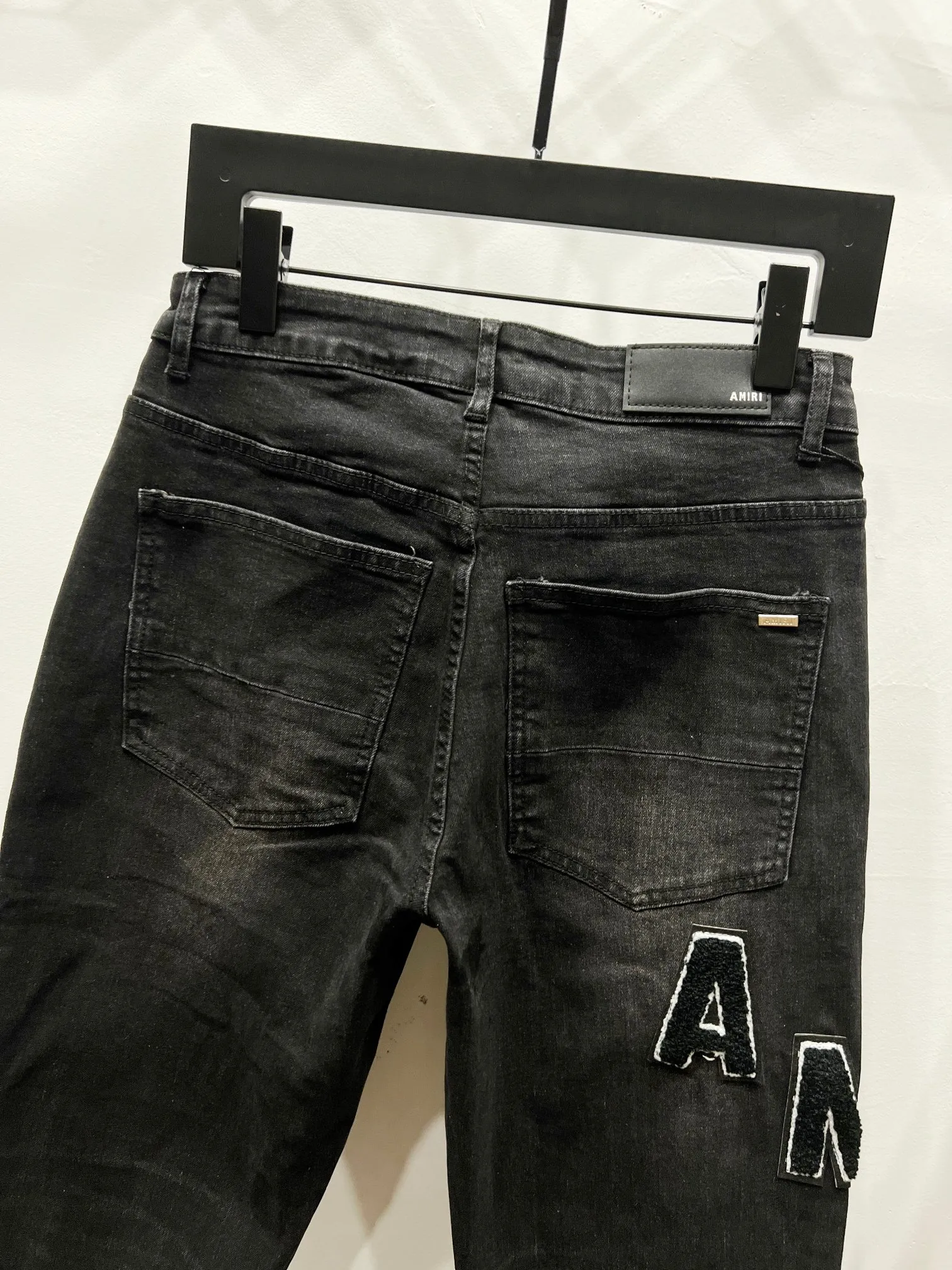 P240 Style number: (K1110) AMIRI & AMIRI new jeans washed ripped leather denim trousers for men and women amiri is transliterated as Emil, which is the name of the founder. Mike Amiri, the founder of amiri, grew up in Los Angeles, USA. He was influenced by local street culture and Punk Rock since he was a child, so he founded the amiri brand named after himself. A variety of trendy clothing meets the needs of different fashion players. Amiri clothing has novel and unique styles and is a well-known street brand in the United States. The styles and styles of many clothes are loved by many street photographers. The various clothing styles meet the dressing needs of different people, show their unique temperament, and show the trend of dressing. Amiri's jeans are relatively famous. Not only do they have many styles, but the quality of the jeans is also very good. Many celebrities have also worn amiri brand jeans. Original goods, washed casual jeans, imported original washed stretch fabric, comfortable and elastic, original hardware accessories decorated with logo, super correct version, extremely high grade, counter quality, fashionable and stylish upper body. Color: black Size: 28-30-32-34