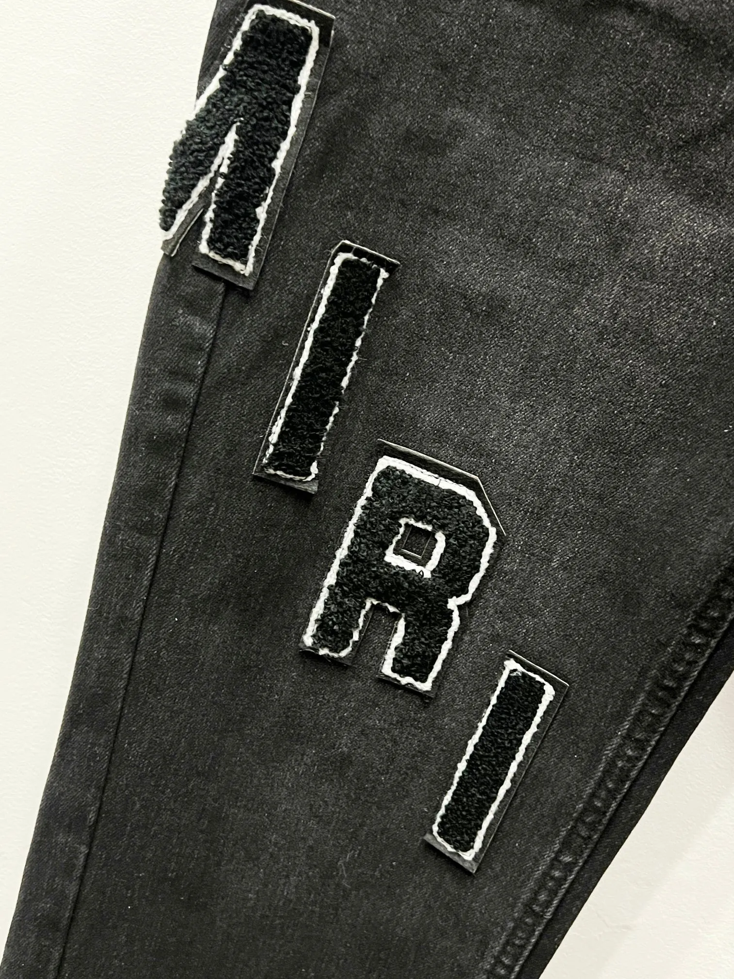 P240 Style number: (K1110) AMIRI & AMIRI new jeans washed ripped leather denim trousers for men and women amiri is transliterated as Emil, which is the name of the founder. Mike Amiri, the founder of amiri, grew up in Los Angeles, USA. He was influenced by local street culture and Punk Rock since he was a child, so he founded the amiri brand named after himself. A variety of trendy clothing meets the needs of different fashion players. Amiri clothing has novel and unique styles and is a well-known street brand in the United States. The styles and styles of many clothes are loved by many street photographers. The various clothing styles meet the dressing needs of different people, show their unique temperament, and show the trend of dressing. Amiri's jeans are relatively famous. Not only do they have many styles, but the quality of the jeans is also very good. Many celebrities have also worn amiri brand jeans. Original goods, washed casual jeans, imported original washed stretch fabric, comfortable and elastic, original hardware accessories decorated with logo, super correct version, extremely high grade, counter quality, fashionable and stylish upper body. Color: black Size: 28-30-32-34