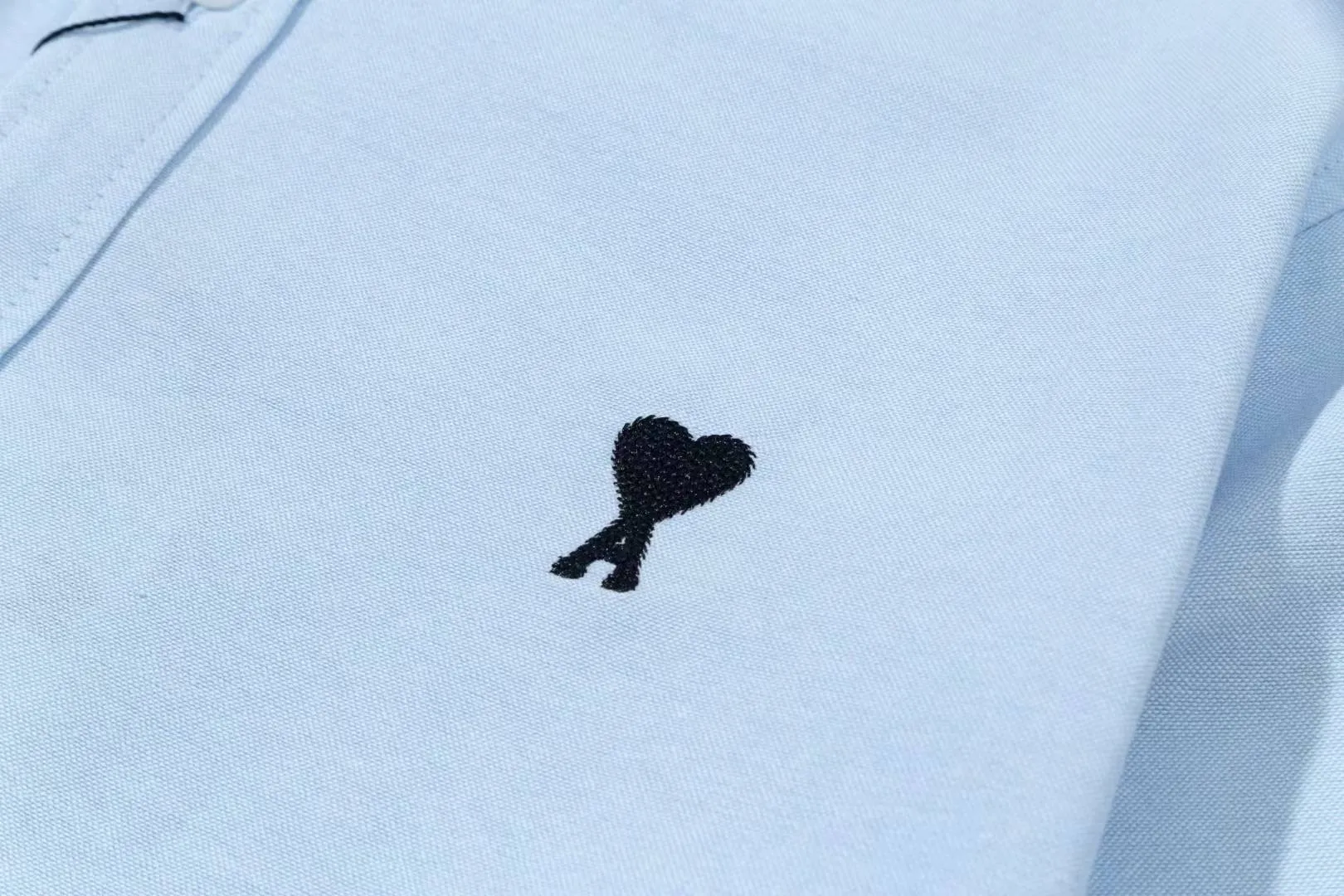 2219# AMI Paris 2025 Autumn and Winter Black classic small love embroidery on the chest Casual cotton solid color long-sleeved Oxford shirt Original custom-made 180g pure cotton fabric Regular version Same style for men and women Color: White Blue Size: S-XL