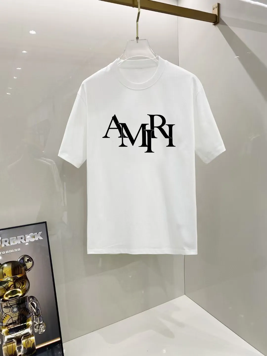 P140 AMIRI# 2025 spring and summer new style debut counter, the latest short-sleeved round neck T-shirt, high-end custom design, avant-garde and fashionable! The brand logo is designed with heavy craftsmanship. High-end customized 250g Xinjiang long-staple cotton fabric. Soft to the touch. Comfortable to wear. Exquisite stitching at the counter level. Fine workmanship. The upper body effect is incomparably handsome! A must-have item for a stylish man! Color: black. White! Size: S M L
