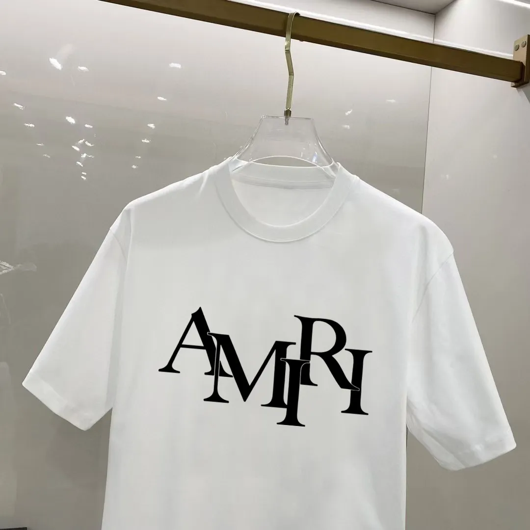 P140 AMIRI# 2025 spring and summer new style debut counter, the latest short-sleeved round neck T-shirt, high-end custom design, avant-garde and fashionable! The brand logo is designed with heavy craftsmanship. High-end customized 250g Xinjiang long-staple cotton fabric. Soft to the touch. Comfortable to wear. Exquisite stitching at the counter level. Fine workmanship. The upper body effect is incomparably handsome! A must-have item for a stylish man! Color: black. White! Size: S M L
