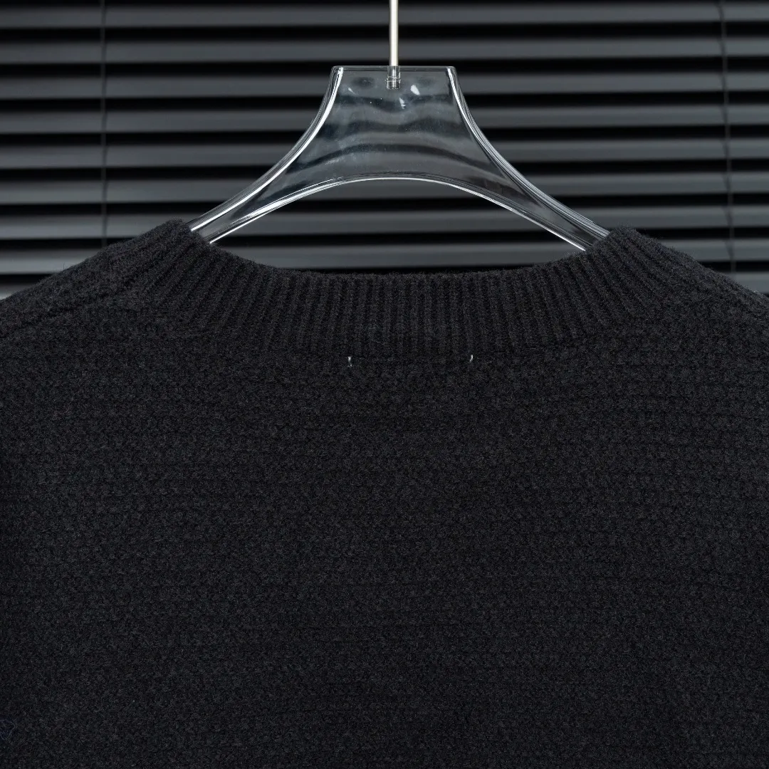 P300 Style: AMIRI smoke embroidered long-sleeved sweater Size: S-XXL Fabric: Wool blend Accessories: Full set of customized original accessories No gender distinction, same style for men and women