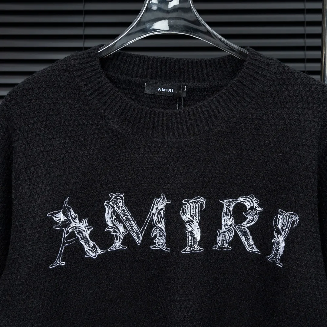 P300 Style: AMIRI smoke embroidered long-sleeved sweater Size: S-XXL Fabric: Wool blend Accessories: Full set of customized original accessories No gender distinction, same style for men and women