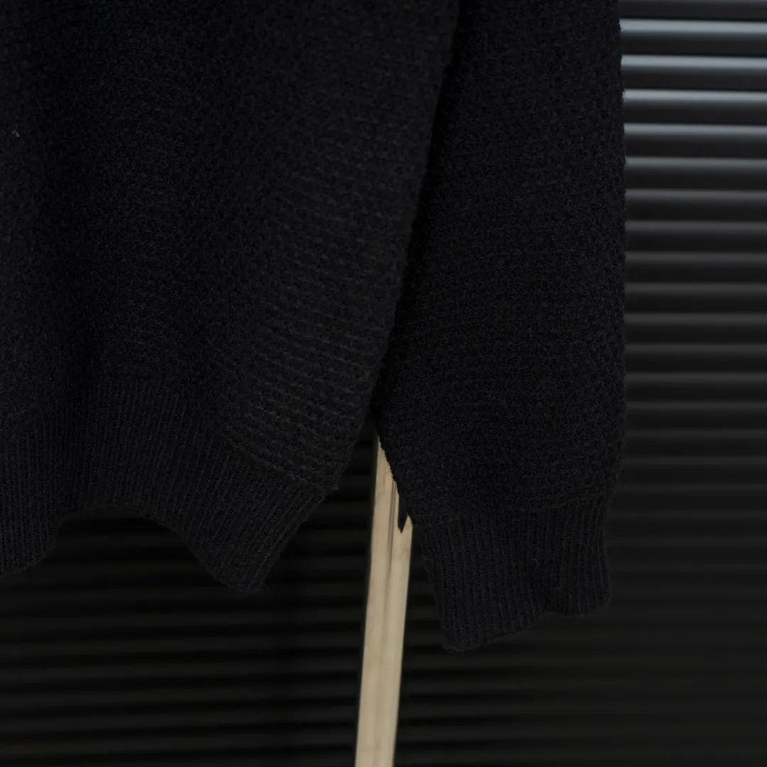 P300 Style: AMIRI smoke embroidered long-sleeved sweater Size: S-XXL Fabric: Wool blend Accessories: Full set of customized original accessories No gender distinction, same style for men and women