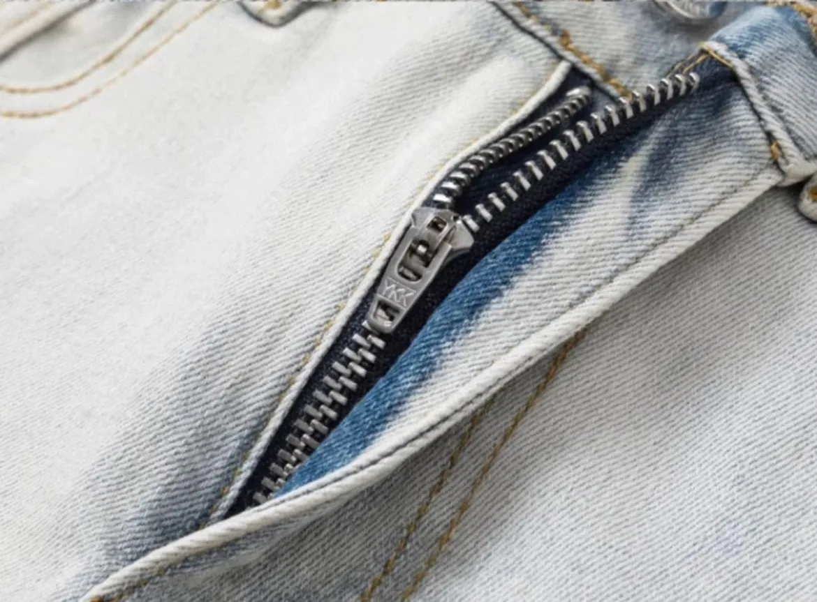#N15 P246💰 (Top version) AMIRI hot high street jeans slim fit stretch washed knife cut trousers for men AMIRI amiri is transliterated as Emil, which is the name of the founder. Mike Amiri, the founder of amiri, grew up in Los Angeles, USA. He was influenced by local street culture and Punk Rock since he was a child, so he founded the amiri brand named after himself. A variety of trendy clothing meets the needs of different trendy players. Amiri clothing has novel and unique styles and is a well-known street brand in the United States. The styles and styles of many clothes are loved by many street photographers. The various clothing styles meet the dressing needs of different people, show their unique temperament, and show the trend of dressing. amiri's jeans are relatively famous. Not only do they have many styles, but the quality of the jeans is also very good. Many celebrities have also worn amiri brand jeans. Color: Picture color Size: 28, 30, 32, 34, 36 28 30 32 34 36 Waist 71 76 81 86 91 Qianlang 26.5 27.5 28.5 29.5 30.5 Hou Lang 37 38 39 40 41 Foot 14 14.8 15.6 16.4 17.2 Foreign Minister 100 102 104 106 107