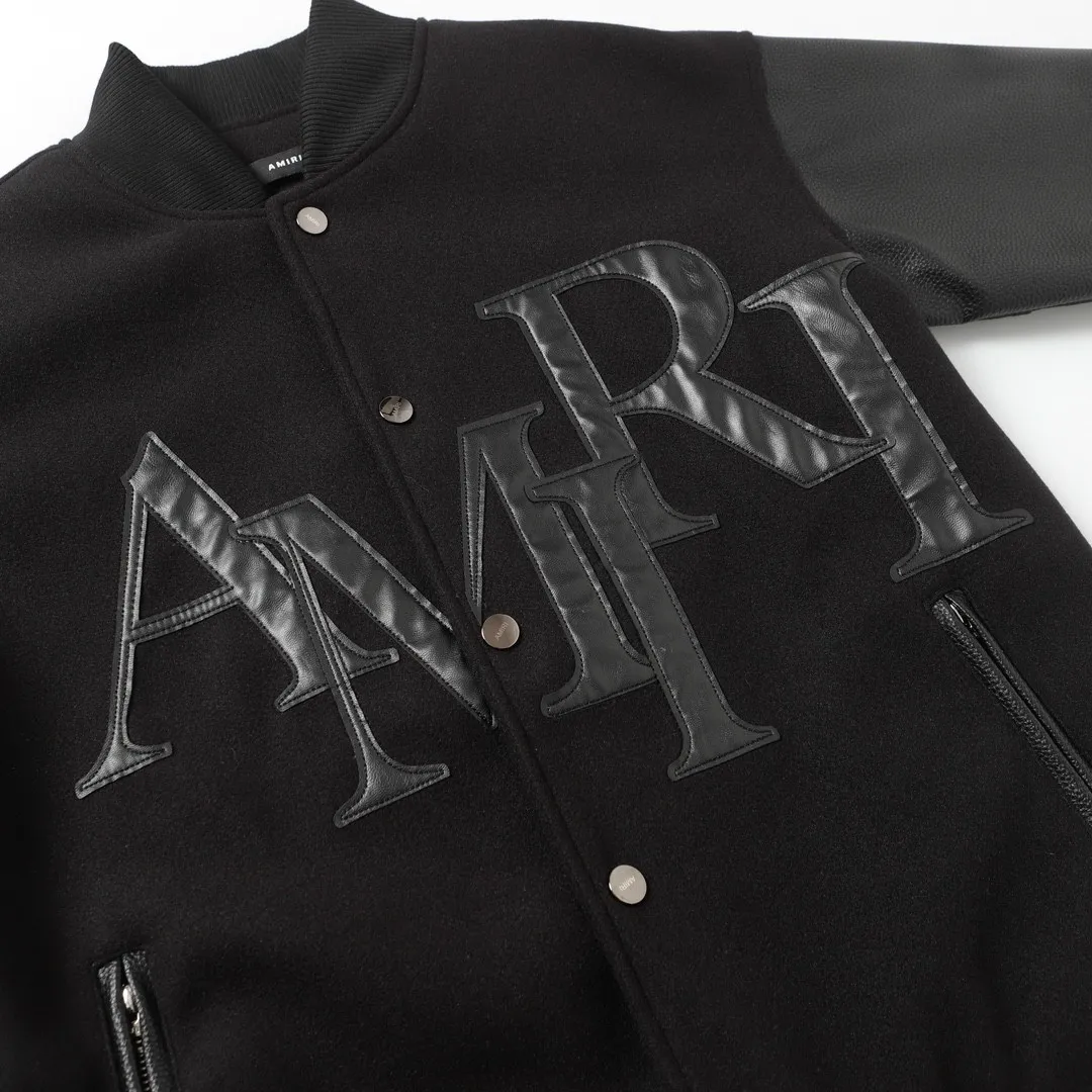 P390 Amiri 24SS catwalk baseball uniform. It adopts 10,000-needle embroidery technology, which is fashionable and versatile. It is made of dragon and phoenix nylon fabric, which is soft and comfortable. It is matched with pebbled sleeves and has a high-end atmosphere. The pockets are designed with double zippers, which are restored one to one. M l xl xxl