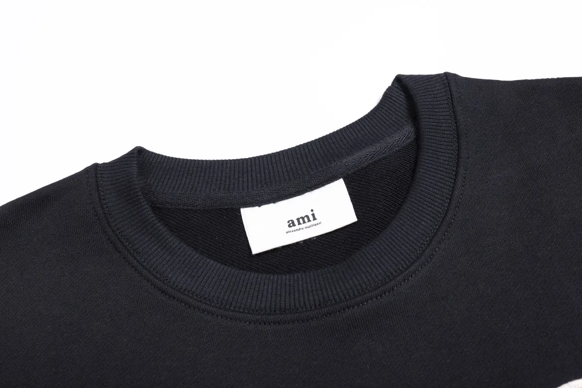 P150 Style No. 204 2025 embroidered large chapter style (with matching straight-leg sweatpants without color difference) AMI 2025 autumn and winter classic large chapter round neck sweatshirt 15 colors to meet everyone's needs. The fabric is made of 380 grams of pure cotton fabric, which is thick and textured. The whole network's counters purchase quality supporting output, which perfectly restores the genuine Zhang Zi. All thick wool knits are used. The absolute quality can be compared with any store in the market at will. There is no color difference in the fixed-dyed threads. The detailed accessories and tag packaging are all 1:1 with the genuine products. The ingenuity spirit gives back to customers.   Color: black and red Size: S M L XL