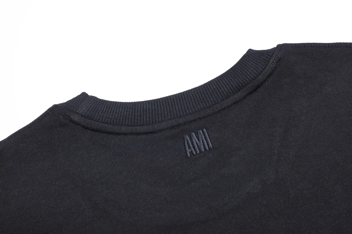 P150 Style No. 204 2025 embroidered large chapter style (with matching straight-leg sweatpants without color difference) AMI 2025 autumn and winter classic large chapter round neck sweatshirt 15 colors to meet everyone's needs. The fabric is made of 380 grams of pure cotton fabric, which is thick and textured. The whole network's counters purchase quality supporting output, which perfectly restores the genuine Zhang Zi. All thick wool knits are used. The absolute quality can be compared with any store in the market at will. There is no color difference in the fixed-dyed threads. The detailed accessories and tag packaging are all 1:1 with the genuine products. The ingenuity spirit gives back to customers.   Color: black and red Size: S M L XL