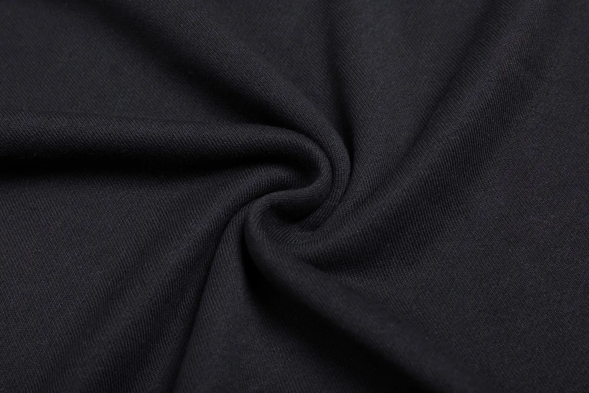 P150 Style No. 204 2025 embroidered large chapter style (with matching straight-leg sweatpants without color difference) AMI 2025 autumn and winter classic large chapter round neck sweatshirt 15 colors to meet everyone's needs. The fabric is made of 380 grams of pure cotton fabric, which is thick and textured. The whole network's counters purchase quality supporting output, which perfectly restores the genuine Zhang Zi. All thick wool knits are used. The absolute quality can be compared with any store in the market at will. There is no color difference in the fixed-dyed threads. The detailed accessories and tag packaging are all 1:1 with the genuine products. The ingenuity spirit gives back to customers.   Color: black and red Size: S M L XL