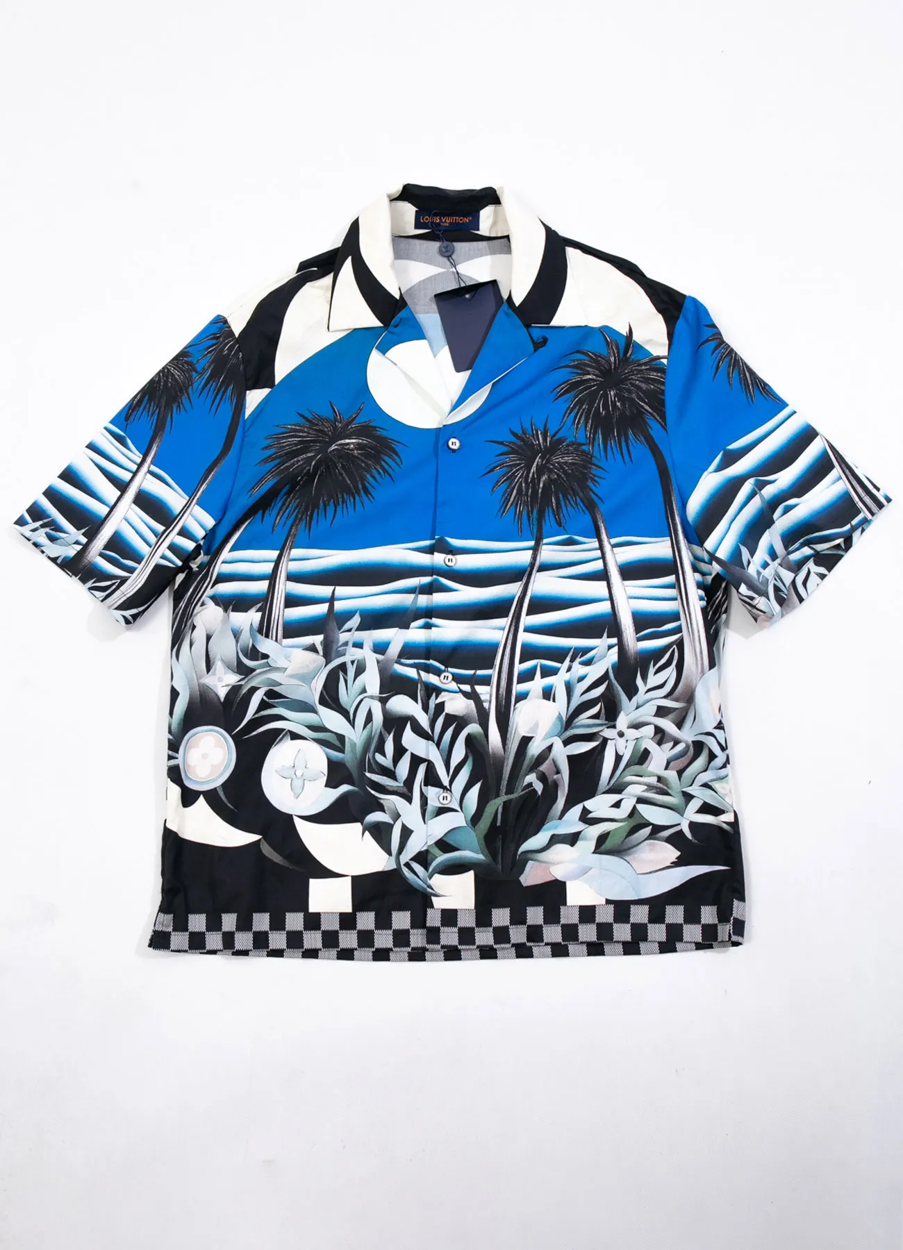 The new LV 24ss spring and summer shirt depicts a moonlit beach night on a tropical island with an all-over Damier Pacific pattern, with Monogram flowers hidden among lush plants, and a Damier checkerboard pattern on the hem. Made from comfortable cotton in a classic silhouette, it's perfect for a cozy vacation. Same style for men and women Size: S.M.L.XL