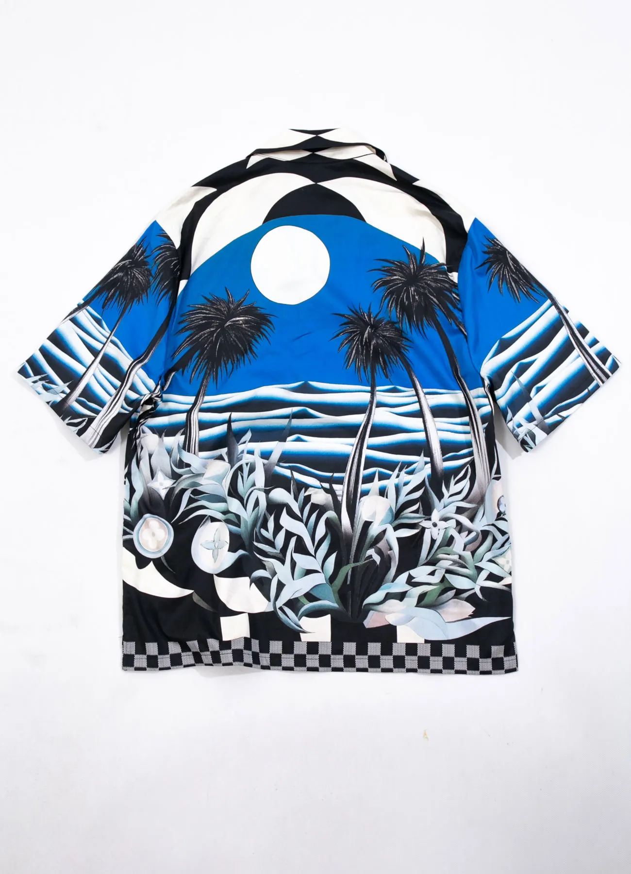 The new LV 24ss spring and summer shirt depicts a moonlit beach night on a tropical island with an all-over Damier Pacific pattern, with Monogram flowers hidden among lush plants, and a Damier checkerboard pattern on the hem. Made from comfortable cotton in a classic silhouette, it's perfect for a cozy vacation. Same style for men and women Size: S.M.L.XL