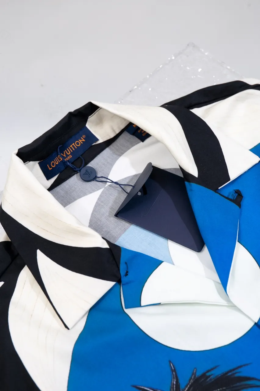 The new LV 24ss spring and summer shirt depicts a moonlit beach night on a tropical island with an all-over Damier Pacific pattern, with Monogram flowers hidden among lush plants, and a Damier checkerboard pattern on the hem. Made from comfortable cotton in a classic silhouette, it's perfect for a cozy vacation. Same style for men and women Size: S.M.L.XL