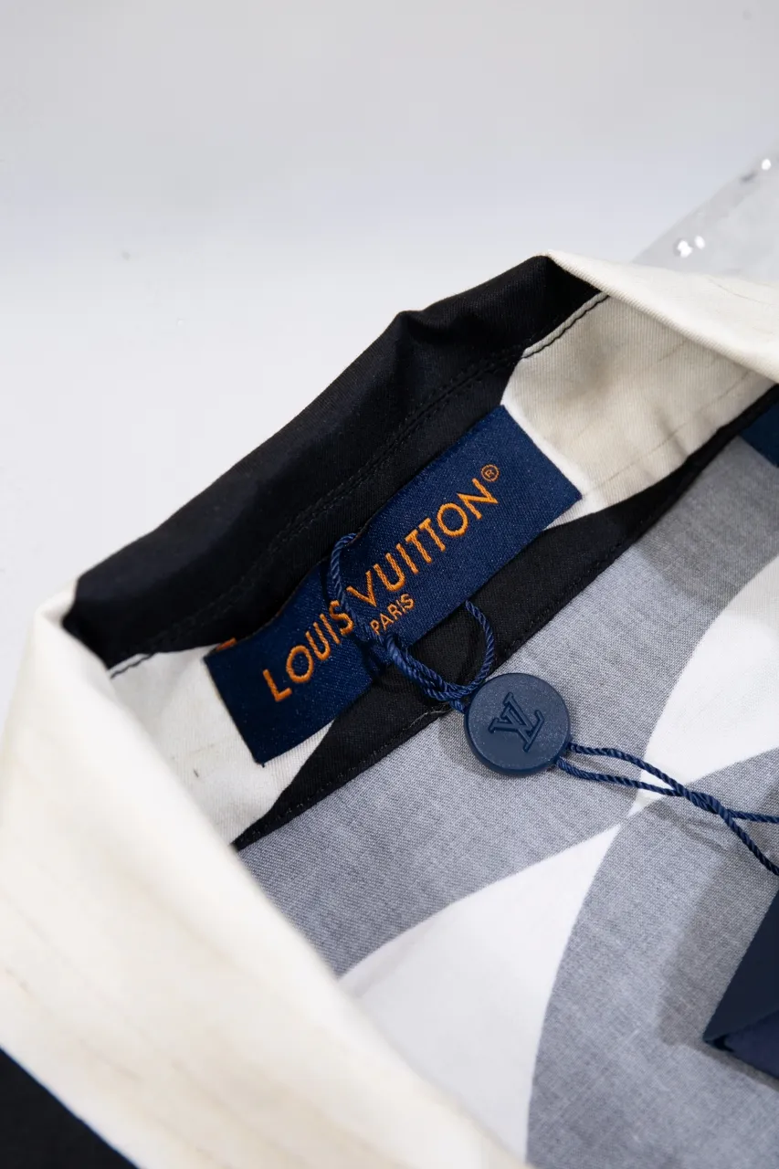 The new LV 24ss spring and summer shirt depicts a moonlit beach night on a tropical island with an all-over Damier Pacific pattern, with Monogram flowers hidden among lush plants, and a Damier checkerboard pattern on the hem. Made from comfortable cotton in a classic silhouette, it's perfect for a cozy vacation. Same style for men and women Size: S.M.L.XL