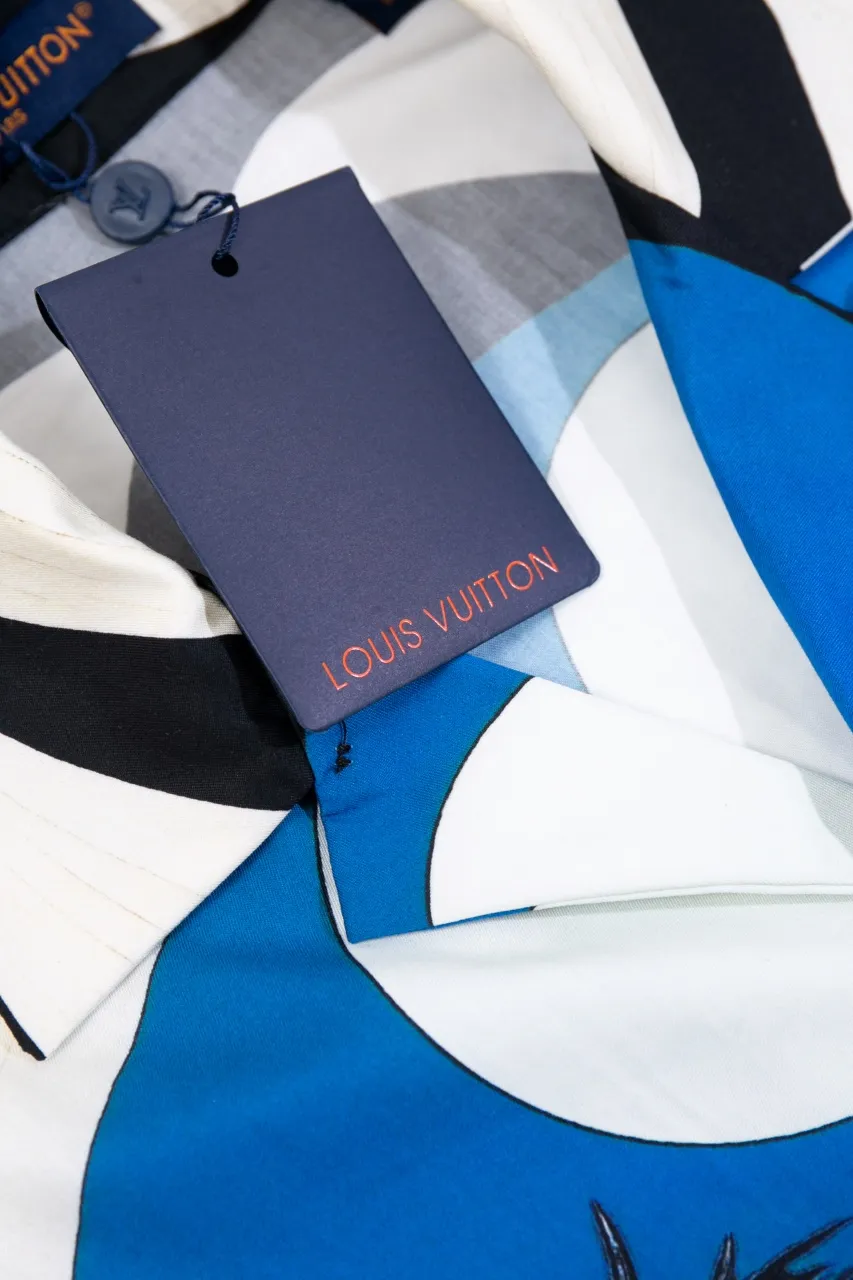 The new LV 24ss spring and summer shirt depicts a moonlit beach night on a tropical island with an all-over Damier Pacific pattern, with Monogram flowers hidden among lush plants, and a Damier checkerboard pattern on the hem. Made from comfortable cotton in a classic silhouette, it's perfect for a cozy vacation. Same style for men and women Size: S.M.L.XL