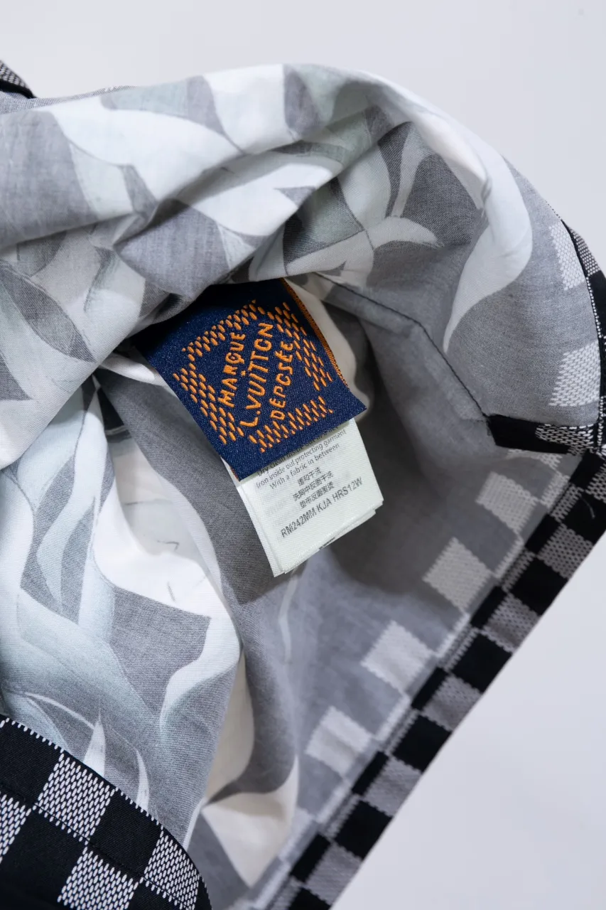 The new LV 24ss spring and summer shirt depicts a moonlit beach night on a tropical island with an all-over Damier Pacific pattern, with Monogram flowers hidden among lush plants, and a Damier checkerboard pattern on the hem. Made from comfortable cotton in a classic silhouette, it's perfect for a cozy vacation. Same style for men and women Size: S.M.L.XL