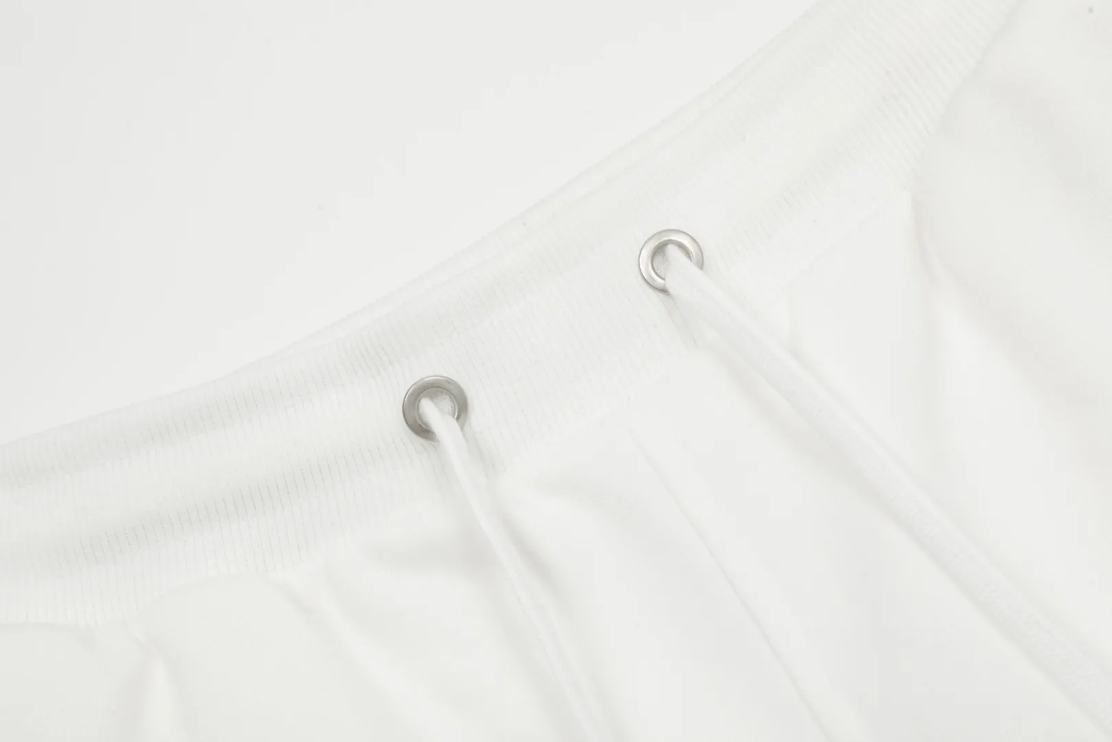 AMI/Amy Big Love Chapter Embroidery Classic Shorts Put aside all the messy words and let’s go directly to the product parameters: ✅380g customized rough-feel fabric ✅Correct workmanship Every detail is 100% restored to the official website ✅The thread is made of 500g high-gram heavyweight pure cotton thread Custom-woven and dyed in the same color in the same tank No color difference with the fabric Machine washable and washed, not easy to deform ✅No comparison and no damage Differentiated from the market currency Correct workmanship details High-quality pure cotton fabric ✅The webbing is made of custom-dyed high-density and high-thickness webbing. Benchmark the official website. ✅The only correct embroidery of the same material on the market. Distinguish the fake ones on the market. ✅The version follows the official website. It is loose and slim and can wear 210 pounds. There is no pressure for global shopping. Size: S-XL. Color (6 colors): Black and black, black and red, white and black, white and red, navy and gray.