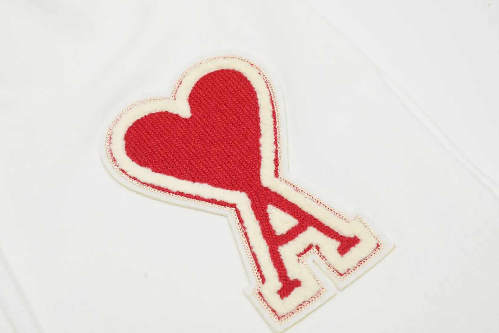 AMI/Amy Big Love Chapter Embroidery Classic Shorts Put aside all the messy words and let’s go directly to the product parameters: ✅380g customized rough-feel fabric ✅Correct workmanship Every detail is 100% restored to the official website ✅The thread is made of 500g high-gram heavyweight pure cotton thread Custom-woven and dyed in the same color in the same tank No color difference with the fabric Machine washable and washed, not easy to deform ✅No comparison and no damage Differentiated from the market currency Correct workmanship details High-quality pure cotton fabric ✅The webbing is made of custom-dyed high-density and high-thickness webbing. Benchmark the official website. ✅The only correct embroidery of the same material on the market. Distinguish the fake ones on the market. ✅The version follows the official website. It is loose and slim and can wear 210 pounds. There is no pressure for global shopping. Size: S-XL. Color (6 colors): Black and black, black and red, white and black, white and red, navy and gray.