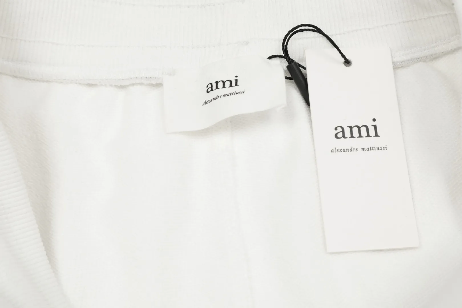 AMI/Amy Big Love Chapter Embroidery Classic Shorts Put aside all the messy words and let’s go directly to the product parameters: ✅380g customized rough-feel fabric ✅Correct workmanship Every detail is 100% restored to the official website ✅The thread is made of 500g high-gram heavyweight pure cotton thread Custom-woven and dyed in the same color in the same tank No color difference with the fabric Machine washable and washed, not easy to deform ✅No comparison and no damage Differentiated from the market currency Correct workmanship details High-quality pure cotton fabric ✅The webbing is made of custom-dyed high-density and high-thickness webbing. Benchmark the official website. ✅The only correct embroidery of the same material on the market. Distinguish the fake ones on the market. ✅The version follows the official website. It is loose and slim and can wear 210 pounds. There is no pressure for global shopping. Size: S-XL. Color (6 colors): Black and black, black and red, white and black, white and red, navy and gray.