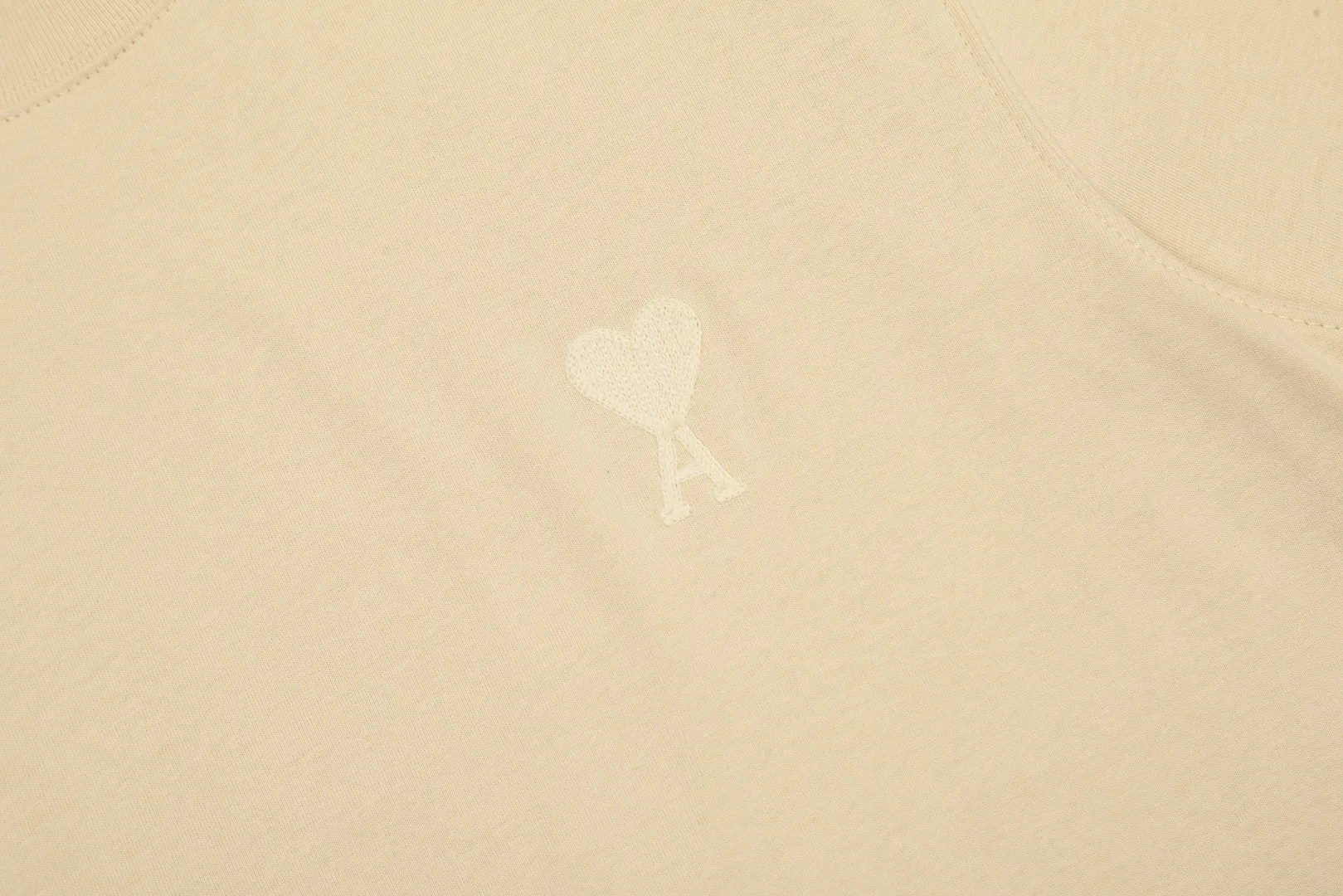 🅿️116 "The first quality in the market" Style number: LT3109# Ami Ami 2024ss spring and summer classic new embroidered love short sleeves We have been making this style for the third year. At the beginning, there were no counters in mainland China and we were already making it. The quality and details are invincible. Order with confidence and pay attention to the details. ✅2024 newly upgraded two-end folding handmade main wheat. Restore the counter. ✅240G Xinjiang long-staple cotton top double yarn. The shrinkage rate is controlled at 2%. Export-grade solid color quality, truly not easy to deform, shrink or fade. ✅Details are the only one in Guangzhou. Half-fold neck design at the counter. Complex workmanship. ✅The maximum size can be worn up to 230 catties. No pressure to export to Europe and the United States. Sizes S-XL Color (8 colors): Black, navy, oatmeal, pink, white, gray, light blue, rose pink