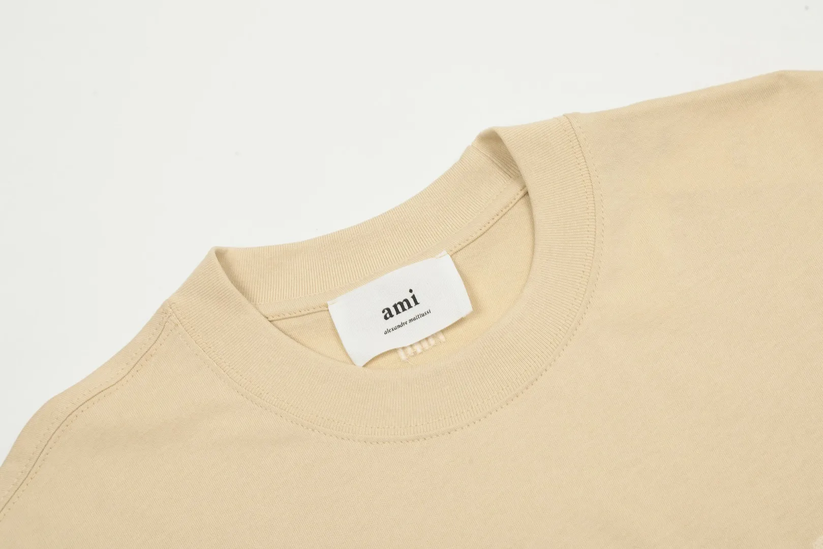 🅿️116 "The first quality in the market" Style number: LT3109# Ami Ami 2024ss spring and summer classic new embroidered love short sleeves We have been making this style for the third year. At the beginning, there were no counters in mainland China and we were already making it. The quality and details are invincible. Order with confidence and pay attention to the details. ✅2024 newly upgraded two-end folding handmade main wheat. Restore the counter. ✅240G Xinjiang long-staple cotton top double yarn. The shrinkage rate is controlled at 2%. Export-grade solid color quality, truly not easy to deform, shrink or fade. ✅Details are the only one in Guangzhou. Half-fold neck design at the counter. Complex workmanship. ✅The maximum size can be worn up to 230 catties. No pressure to export to Europe and the United States. Sizes S-XL Color (8 colors): Black, navy, oatmeal, pink, white, gray, light blue, rose pink