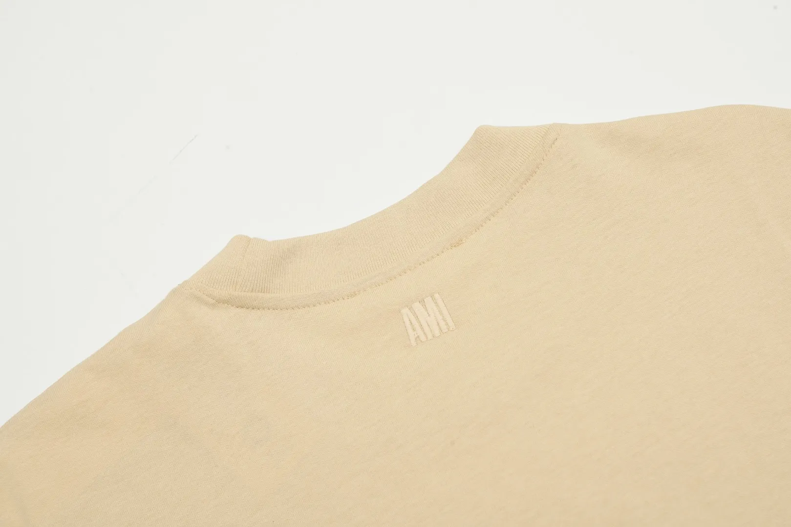 🅿️116 "The first quality in the market" Style number: LT3109# Ami Ami 2024ss spring and summer classic new embroidered love short sleeves We have been making this style for the third year. At the beginning, there were no counters in mainland China and we were already making it. The quality and details are invincible. Order with confidence and pay attention to the details. ✅2024 newly upgraded two-end folding handmade main wheat. Restore the counter. ✅240G Xinjiang long-staple cotton top double yarn. The shrinkage rate is controlled at 2%. Export-grade solid color quality, truly not easy to deform, shrink or fade. ✅Details are the only one in Guangzhou. Half-fold neck design at the counter. Complex workmanship. ✅The maximum size can be worn up to 230 catties. No pressure to export to Europe and the United States. Sizes S-XL Color (8 colors): Black, navy, oatmeal, pink, white, gray, light blue, rose pink