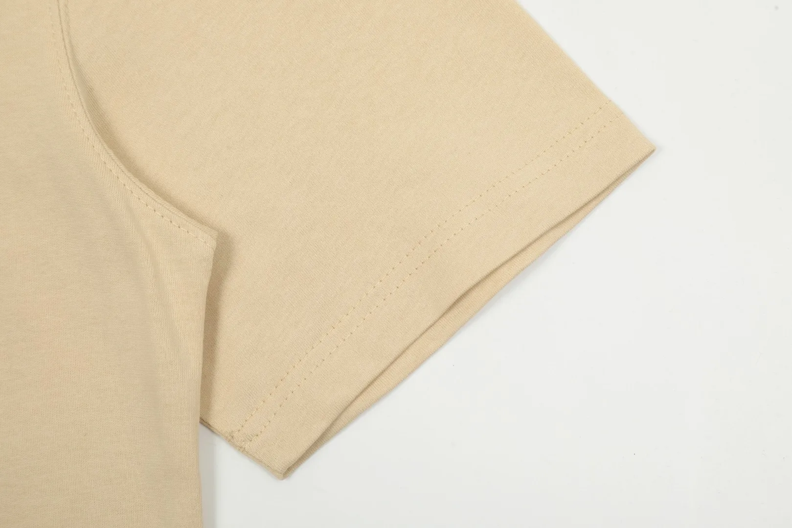 🅿️116 "The first quality in the market" Style number: LT3109# Ami Ami 2024ss spring and summer classic new embroidered love short sleeves We have been making this style for the third year. At the beginning, there were no counters in mainland China and we were already making it. The quality and details are invincible. Order with confidence and pay attention to the details. ✅2024 newly upgraded two-end folding handmade main wheat. Restore the counter. ✅240G Xinjiang long-staple cotton top double yarn. The shrinkage rate is controlled at 2%. Export-grade solid color quality, truly not easy to deform, shrink or fade. ✅Details are the only one in Guangzhou. Half-fold neck design at the counter. Complex workmanship. ✅The maximum size can be worn up to 230 catties. No pressure to export to Europe and the United States. Sizes S-XL Color (8 colors): Black, navy, oatmeal, pink, white, gray, light blue, rose pink