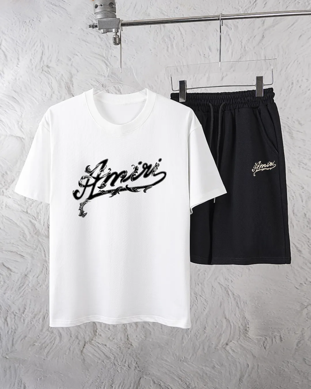 P280 AMIRI exclusively provides new trendy men’s fashionable round neck short-sleeved shorts suits, trendy and fashionable casual short-sleeved suits! It has high breathability and comfort, impeccable details, and brand element design concept, reflecting high quality. It presents a casual cut and the upper body shape is great! Material: 250g Xinjiang long-staple cotton short sleeves + 360g pure cotton terry shorts Size: S M L Due to manual measurement, there is a deviation of about 1-3CM in size.