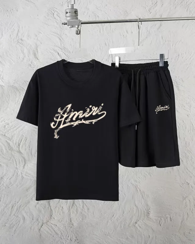 P280 AMIRI exclusively provides new trendy men’s fashionable round neck short-sleeved shorts suits, trendy and fashionable casual short-sleeved suits! It has high breathability and comfort, impeccable details, and brand element design concept, reflecting high quality. It presents a casual cut and the upper body shape is great! Material: 250g Xinjiang long-staple cotton short sleeves + 360g pure cotton terry shorts Size: S M L Due to manual measurement, there is a deviation of about 1-3CM in size.