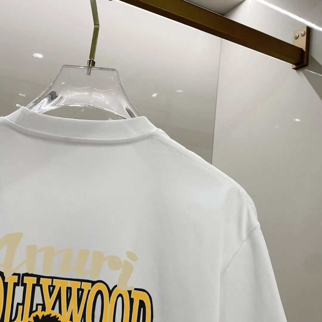 P150 AMIRI# 2025 spring and summer new style debut counter, the latest short-sleeved round neck T-shirt, high-end custom design, avant-garde and fashionable! The brand logo is designed with heavy craftsmanship. High-end customized 250g Xinjiang long-staple cotton fabric. Soft to the touch. Comfortable to wear. Exquisite stitching at the counter level. Fine workmanship. The upper body effect is incomparably handsome! A must-have item for a stylish man! Color: black. White! Size: S M L