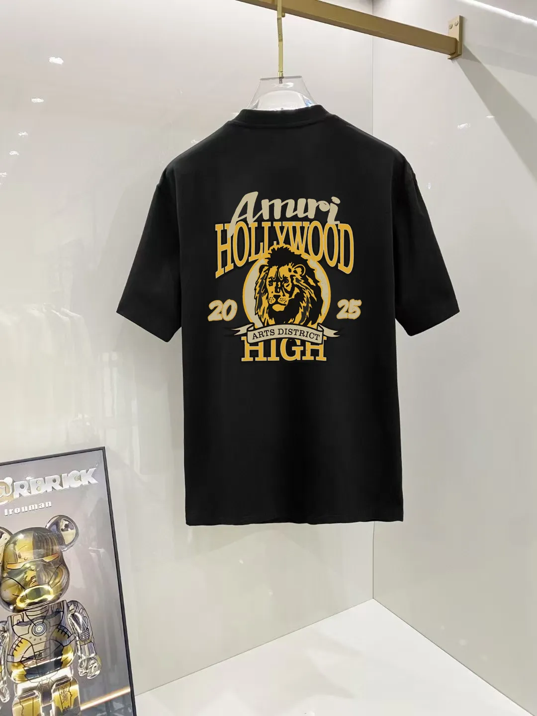P150 AMIRI# 2025 spring and summer new style debut counter, the latest short-sleeved round neck T-shirt, high-end custom design, avant-garde and fashionable! The brand logo is designed with heavy craftsmanship. High-end customized 250g Xinjiang long-staple cotton fabric. Soft to the touch. Comfortable to wear. Exquisite stitching at the counter level. Fine workmanship. The upper body effect is incomparably handsome! A must-have item for a stylish man! Color: black. White! Size: S M L