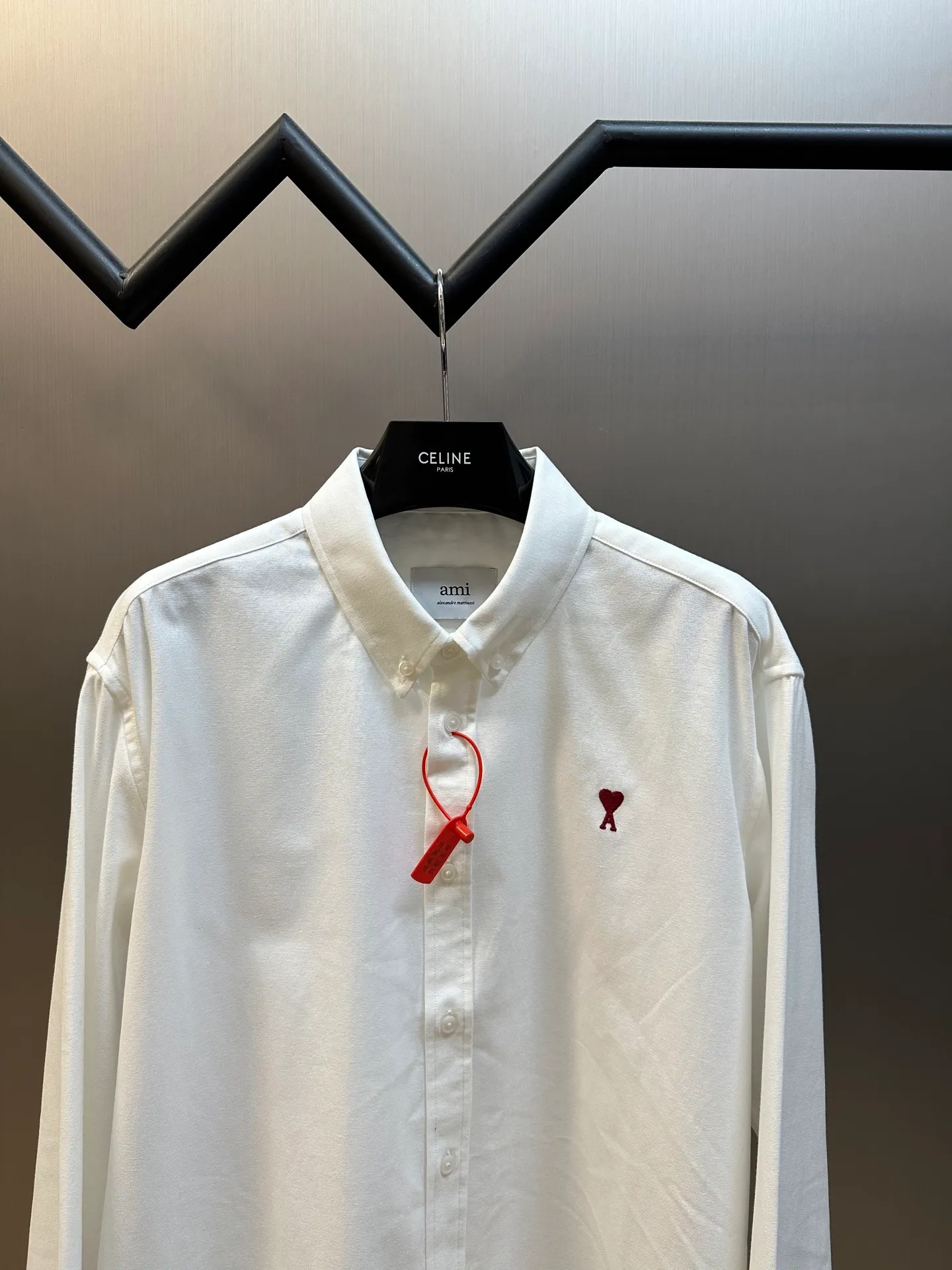 🅿️400 Ami Paris Love Embroidered Shirt Made of custom-made high-quality flexible Oxford cotton, a bright red heart jumps out on the chest, engraved with a French romantic code.  Adopt imported machine embroidery technology, use advanced computer control system and precision mechanical components to realize Ami love embroidery work size: 38 40 42 44