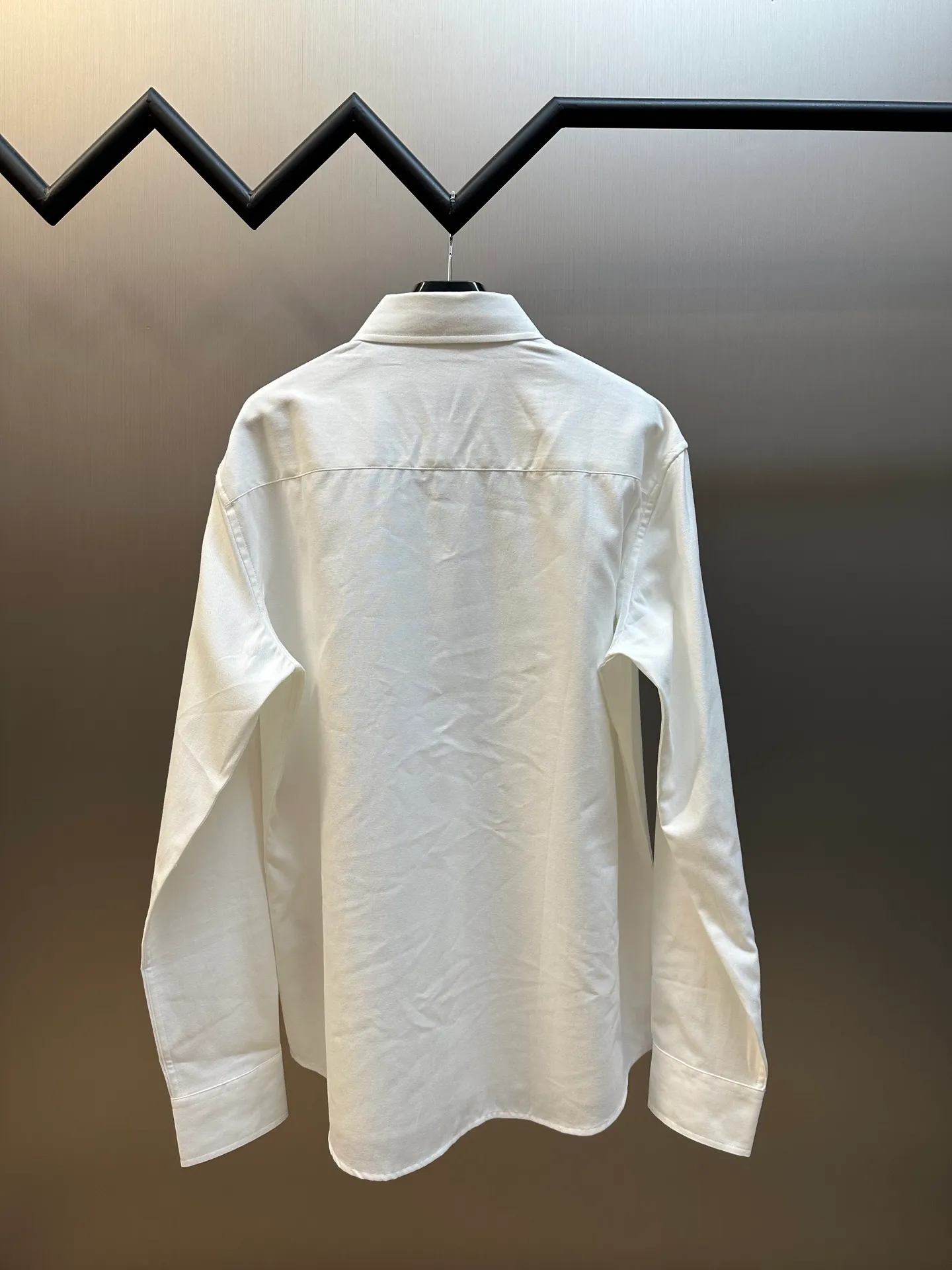 🅿️400 Ami Paris Love Embroidered Shirt Made of custom-made high-quality flexible Oxford cotton, a bright red heart jumps out on the chest, engraved with a French romantic code.  Adopt imported machine embroidery technology, use advanced computer control system and precision mechanical components to realize Ami love embroidery work size: 38 40 42 44