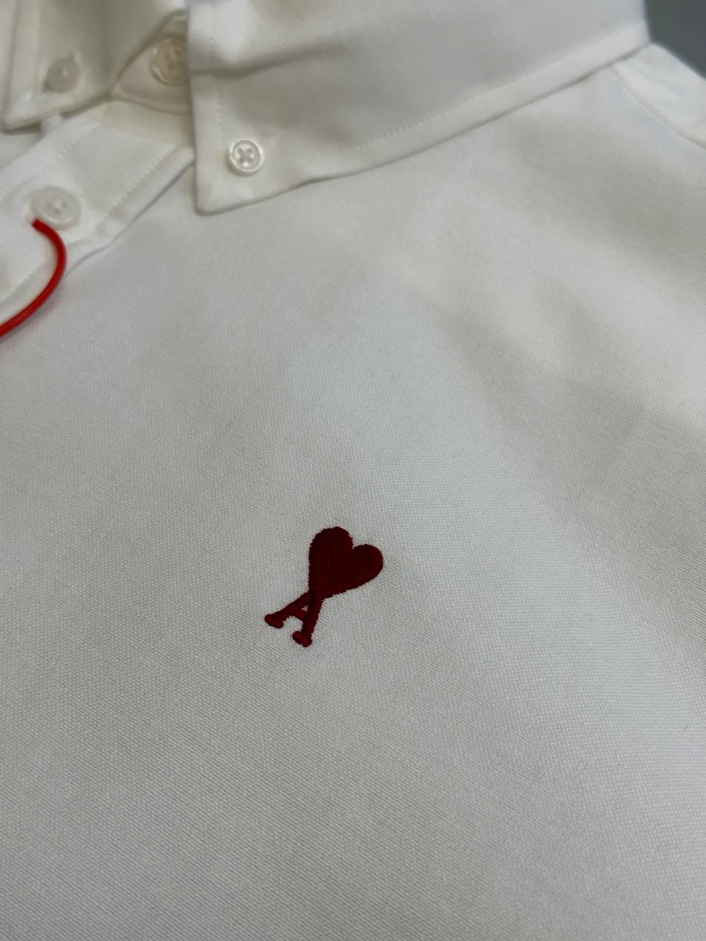🅿️400 Ami Paris Love Embroidered Shirt Made of custom-made high-quality flexible Oxford cotton, a bright red heart jumps out on the chest, engraved with a French romantic code.  Adopt imported machine embroidery technology, use advanced computer control system and precision mechanical components to realize Ami love embroidery work size: 38 40 42 44