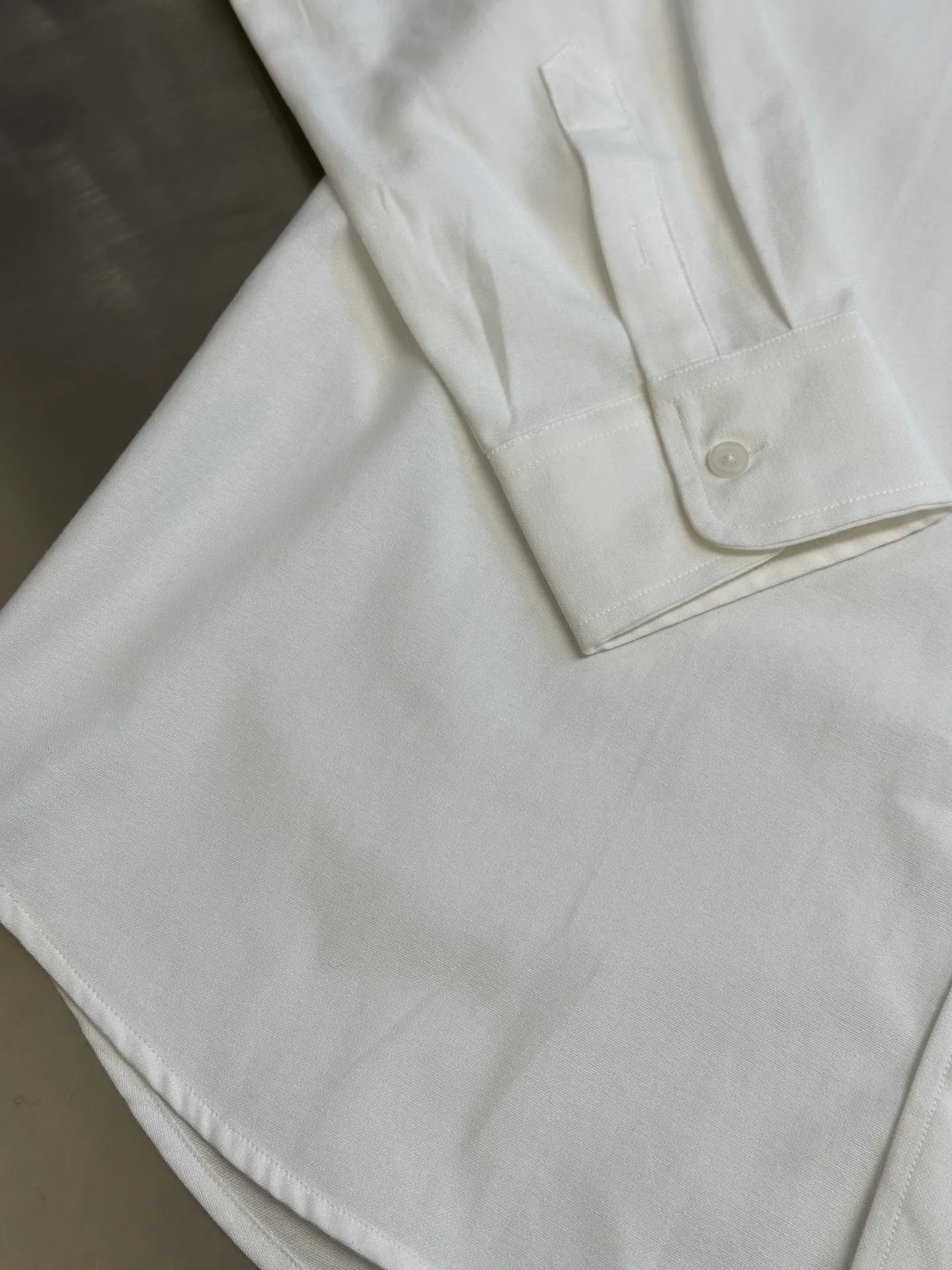 🅿️400 Ami Paris Love Embroidered Shirt Made of custom-made high-quality flexible Oxford cotton, a bright red heart jumps out on the chest, engraved with a French romantic code.  Adopt imported machine embroidery technology, use advanced computer control system and precision mechanical components to realize Ami love embroidery work size: 38 40 42 44