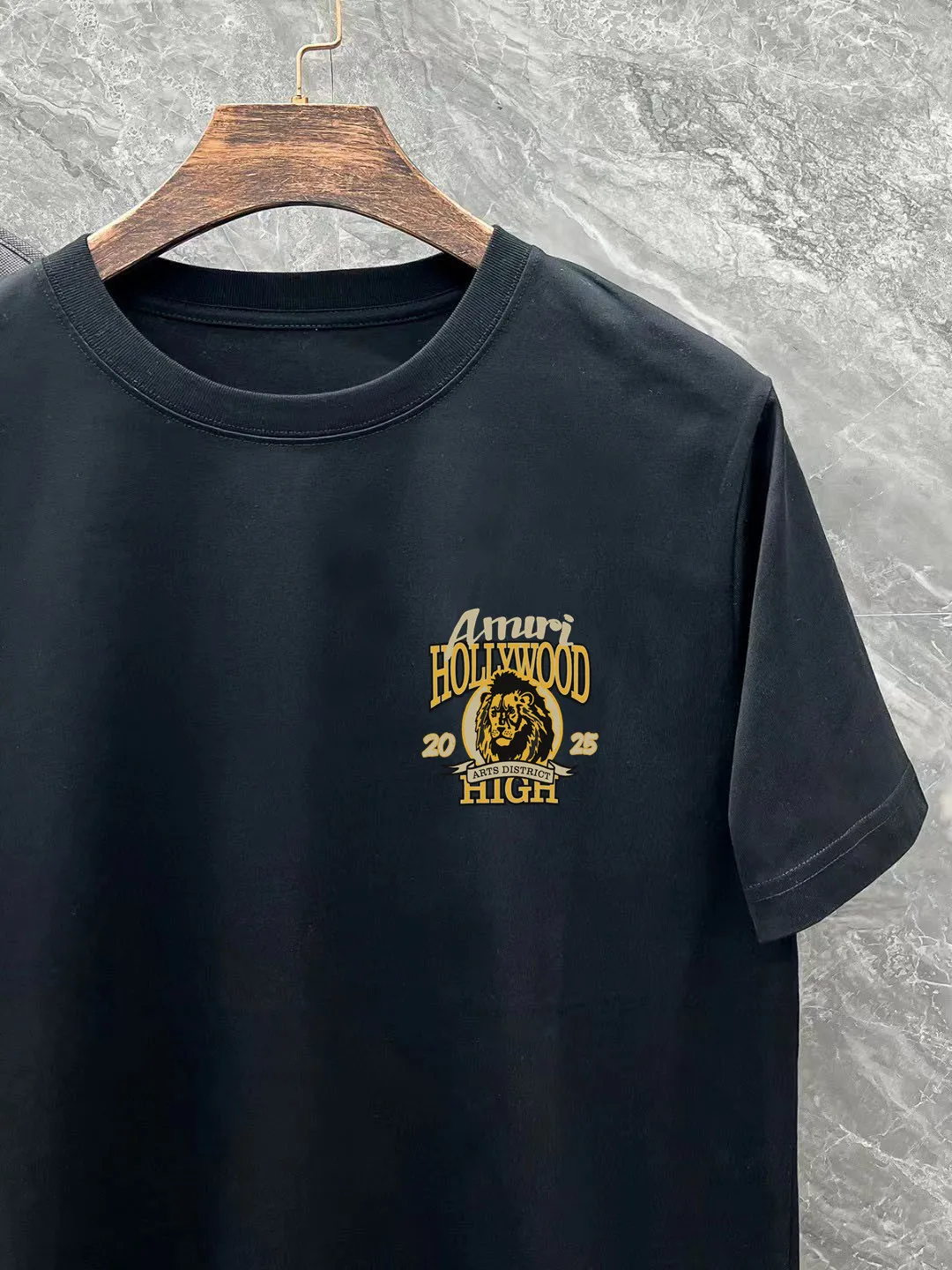 P150 AMIRI# 2025 spring and summer new style debut counter, the latest short-sleeved round neck T-shirt, high-end custom design, avant-garde and fashionable! The brand logo is designed with heavy craftsmanship. High-end customized 250g Xinjiang long-staple cotton fabric. Soft to the touch. Comfortable to wear. Exquisite stitching at the counter level. Fine workmanship. The upper body effect is incomparably handsome! A must-have item for a stylish man! Color: black. White! Size: S M L
